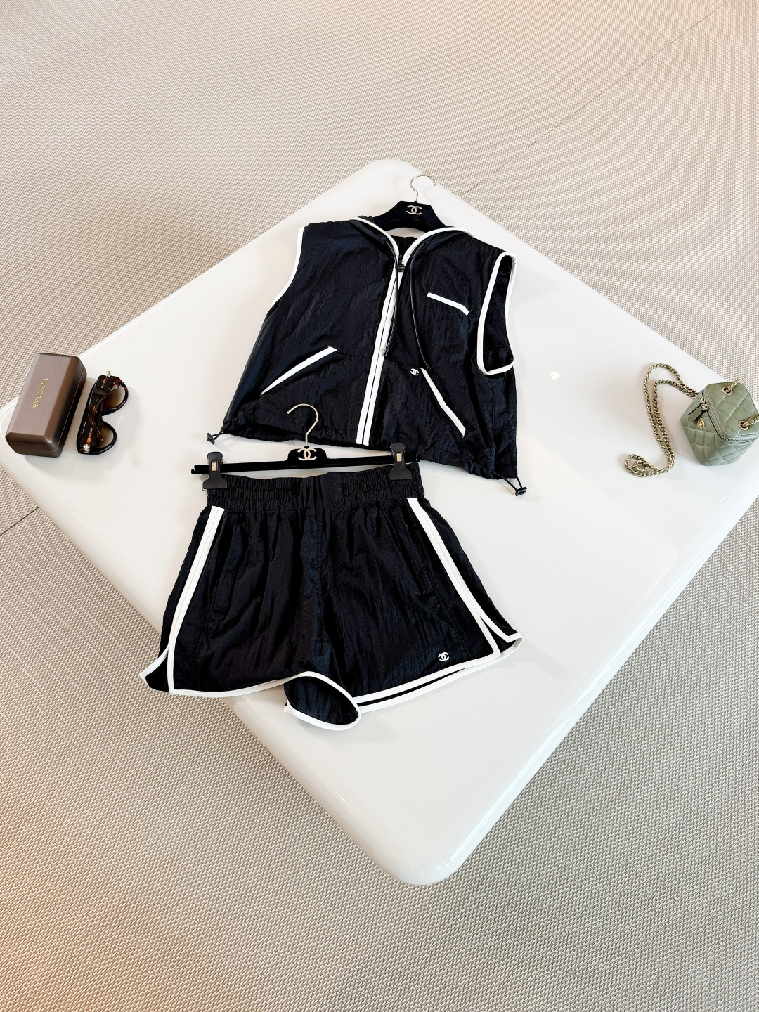 NO:878750,CHA 26S Coco Beach three-dimensional pocket sleeveless vest Coco Beach vest is made of sheepskin and nylon. Black light fabric + white lines, simple and recognizable. Sleeveless design. Double C logo below is low-key and luxurious. Top quality sale,,sheepskin,19860909CHA 26S Coco Beach立体口袋无袖背心 Coco Beach马甲采用绵羊皮拼接尼龙而成 黑色轻薄面料+白色线条,简约又有辨识度 无袖设计 下方双C标志低调奢华 顶级品质发售,,sheepskin,,Women's clothing