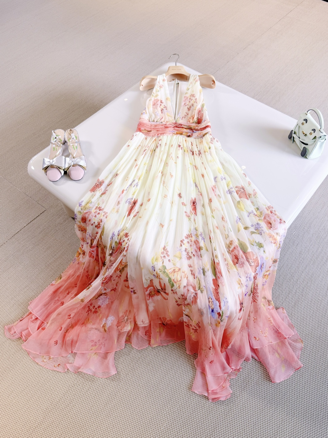 NO:884916,Designer 26S designer floral halterneck silk dress. The dress adopts a gradient floral design. The halterneck V-neck modifies the neck line. The high waist and A-line skirt make it slim and elegant. The mulberry silk fabric is light and drape. The skirt gradually fades like a sea of ​​flowers in spring. It is full of romantic atmosphere. Top quality, skirts, real silk,19860909设计师 26S 设计师花卉挂脖真丝连衣裙 连衣裙采用渐变碎花设计 挂脖V领修饰颈部线条 高腰收腰+A字裙摆,显瘦又优雅 桑蚕丝面料轻盈垂坠 裙摆渐变晕染如春日花海 浪漫氛围感满满 顶级品质,,skirts,real silk,,Women's clothing