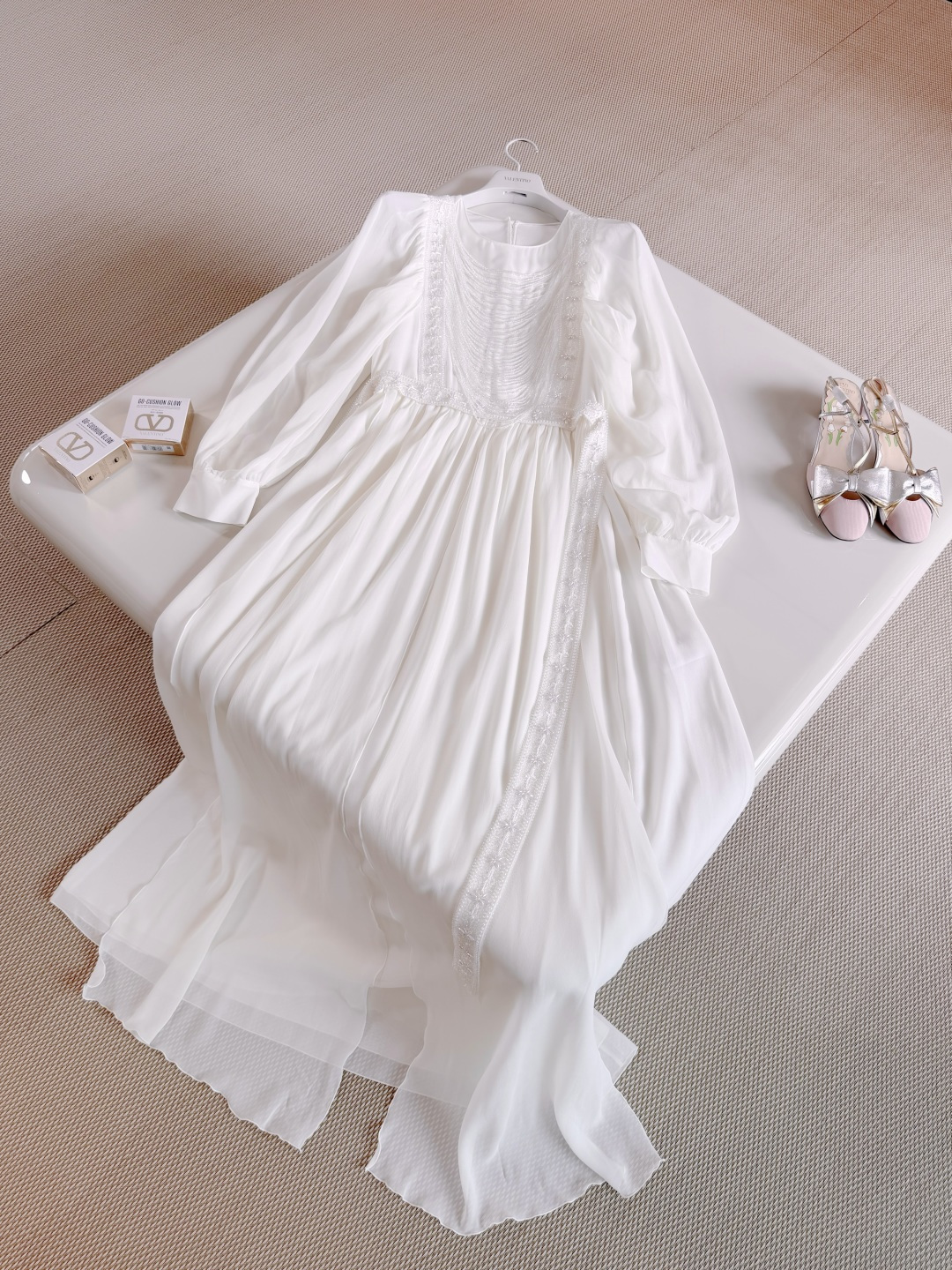 NO:884925,VALEN 26S rhinestone hoop beaded silk dress. White moonlight heavy silk dress. Made of mulberry silk. The texture is smooth and drape. Multi-layered heavy rhinestone beaded tassels on the chest. The milky white color is super atmospheric. The skirt is naturally drape. Smart and elegant. French retro design. Top quality sale,,valentino,skirts,real silk,19860909VALEN 26S 水钻环形串珠礼服真丝连衣裙 白月光重工真丝连衣裙 采用桑蚕丝 质地柔滑垂坠,胸口多层重工水钻钉珠流苏 奶白色调超有氛围感 裙摆自然垂坠 灵动飘逸 法式复古设计 顶级品质发售,,valentino,skirts,real silk,,Women's clothing