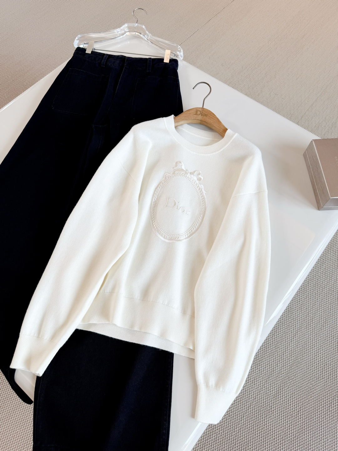 NO:884968,DIO 26W Rococo bow embroidered white sweater. The sweater highlights the Mdaillon logo. Echoing the 18th century Rococo style aesthetics of the salon, it is carefully made of off-white sheep wool blended knitted fabric. Straight cut with ribbed trim. Sweet and fashionable,, dior, sweaters,19860909DIO 26W 洛可可蝴蝶结刺绣白色毛衣 针织衫突显Mdaillon标志 呼应沙龙18世纪洛可可风格美学,采用米白色绵羊毛混纺针织面料精心制作 直筒剪裁搭配罗纹饰边 甜美时髦,,dior,sweaters,,Women's clothing