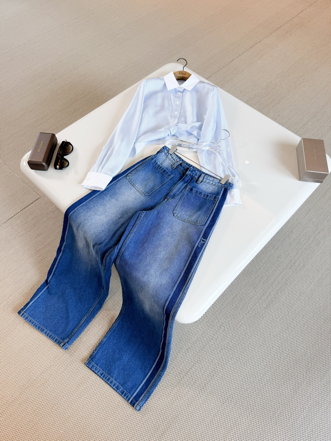 NO:885036,DIO 26W side line washed blue silhouette jeans. Crafted from blue stone washed cotton denim. Straight flared cut. Decorated with CD leather logo on the back. Can be paired with a matching suit jacket to create a sophisticated look, dior, jeans, jackets & coats, business suit,19860909DIO 26W 侧边线条水洗蓝廓形牛仔裤 采用蓝色石洗棉质牛仔布精心制作 直筒喇叭形剪裁 背面饰以CD皮革标牌,可与配套的西装外套搭配 打造精致造型,,dior,jeans,jackets & coats,business suit,,Women's clothing