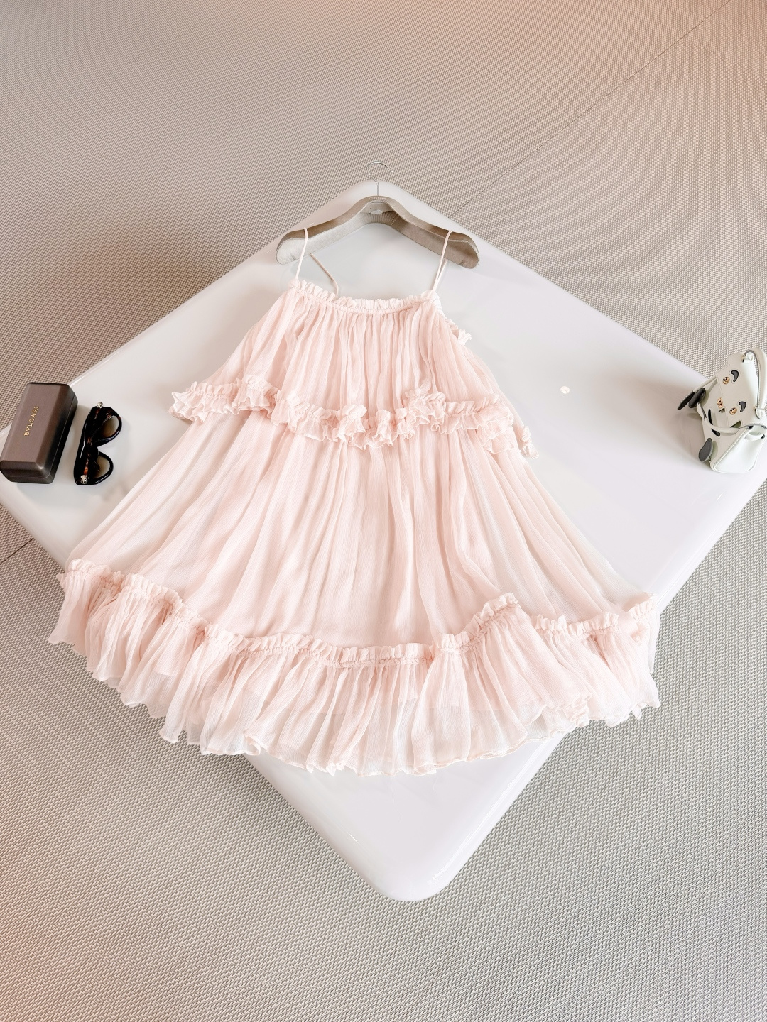 NO:886402,CHL 26W pink and nude smooth silk suspender dress, lightweight silk material, spaghetti straps, double-layer ruffle design, French elegance and a bit of a fairy tale, the skirt is layered in a moderate length, elegant and drapey, can be easily controlled on vacation, dates, and daily life,,skirts,real silk,19860909CHL 26W 粉裸色顺纡真丝吊带连衣裙 轻盈真丝材质 细肩带双层荷叶边设计法式优雅又带点童话感,裙身层叠长度适中 飘逸又有垂感 度假、约会、日常都能轻松驾驭,,skirts,real silk,,Women's clothing