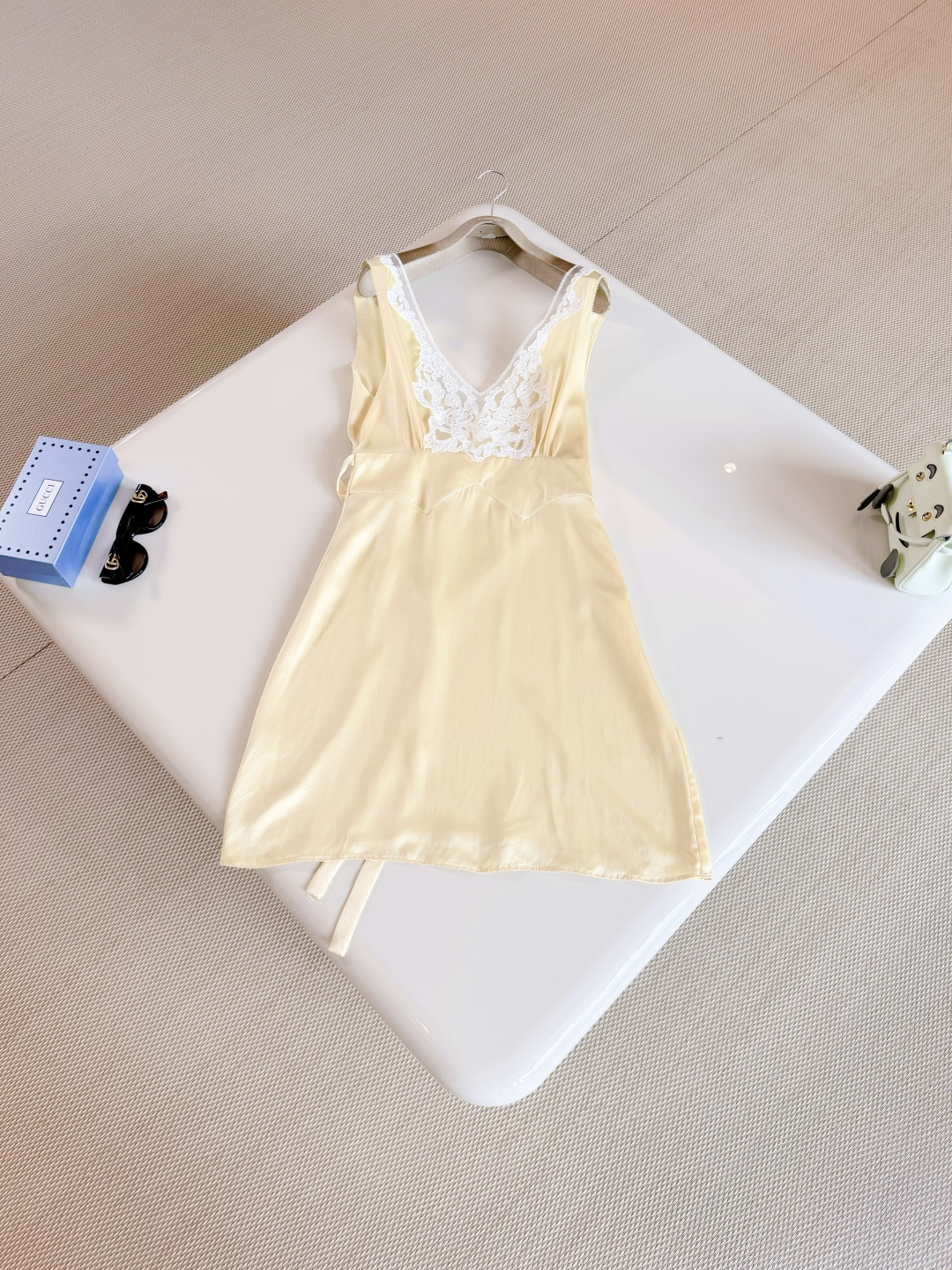 NO:886382,CHL 26W Summer Scented Satin Silk Cream Yellow Dress Silk and Lace Dress Made of mulberry silk that feels as smooth as the second skin. The light yellow skirt is embellished with lace and deep V neckline to create a sweet and gentle French retro atmosphere. Skirts, real silk,19860909CHL 26W 夏日香气缎面真丝奶油黄连衣裙 真丝拼蕾丝连衣裙 选用桑蚕丝触感柔滑如第二层肌肤,浅黄色裙身点缀蕾丝深V领口 营造甜美温柔的法式复古氛围,,skirts,real silk,,Women's clothing