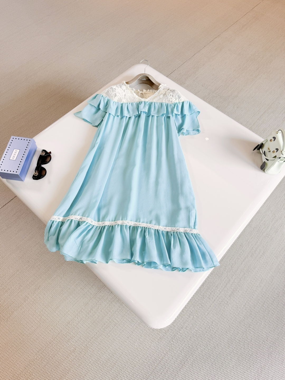 NO:886453,CHL 26W mint green lace V-neck lace silk dress. Light and breathable ruffled lace neckline. French style full skirt with rich layers. Elegant and smart. The fresh mint green is white and energetic, noble and refreshing, graceful and moving,,skirts,real silk,19860909CHL 26W 薄荷绿蕾丝V领花边真丝连衣裙 轻盈透气荷叶边蕾丝领口拼接 法式风情饱满裙摆层次丰富,优雅又灵动的清新薄荷绿显白又活力,高贵清爽 曼妙动人,,skirts,real silk,,Women's clothing