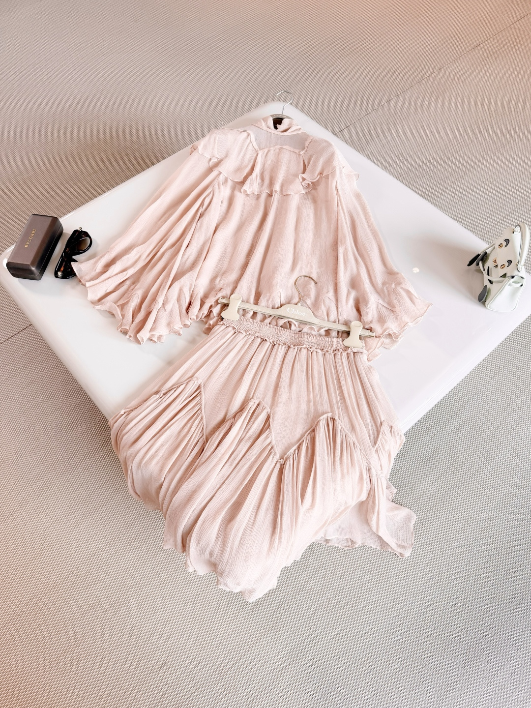 NO:886429,Skirt p top CHL 26W Nude pink oversized skirt and smooth silk suit. The top has an exquisite half-high stand-up collar design to modify the neck line. The three-dimensional double-layered large lotus leaves from the collar to the cuffs are hand-stitched to create a three-dimensional effect. The loose version does not flatter the body shape. The looming micro-transparent atmosphere is gentle and sultry,,skirts,real silk,19860909半裙 p上衣 CHL 26W 裸粉超大裙摆顺纡真丝套装 上衣精致半高立领设计修饰脖颈线条,从领口到袖口的立体双层大荷叶 手工锁边营造立体感,宽松版型不挑身形 若隐若现的微透氛围感温柔撩人,,skirts,real silk,,Women's clothing
