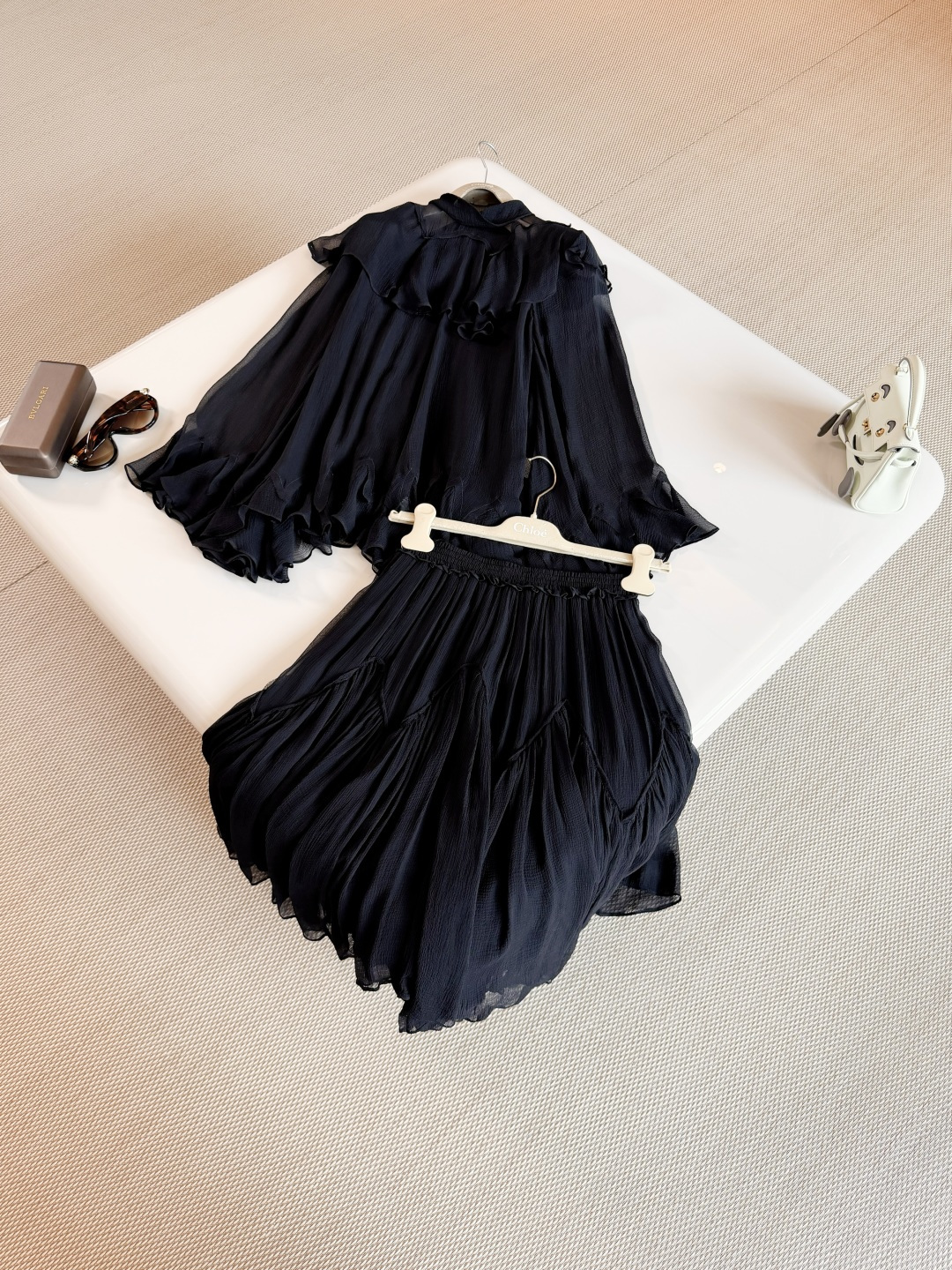NO:886443,Skirt p Top CHL 26W Black oversized skirt and smooth silk suit. The top has an exquisite half-high stand-up collar design to modify the neck line. The three-dimensional double-layered large ruffles from the collar to the cuffs are hand-stitched to create a three-dimensional effect. The loose fit does not flatter the body shape. The faintly transparent atmosphere is mysterious and sultry,,skirts,real silk,19860909半裙 p上衣 CHL 26W 黑色超大裙摆顺纡真丝套装 上衣精致半高立领设计修饰脖颈线条,从领口到袖口的立体双层大荷叶 手工锁边营造立体感,宽松版型不挑身形 若隐若现的微透氛围感 神秘撩人,,skirts,real silk,,Women's clothing