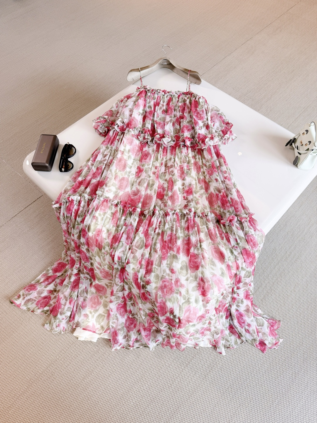 NO:886390,CHL 26W rose printed suspender silk lace dress. Mulberry silk is light and breathable, with a silky touch. The suspender design is layered and smart with full ruffles. The skirt is elegant and flexible, and the rose print is full of color. It has a French romantic atmosphere and a sense of vacation. Skirts, real silk,19860909CHL 26W 玫瑰印花吊带真丝花边连衣裙 桑蚕丝轻盈透气,触感柔滑的吊带设计层叠灵动饱满荷叶边 裙摆飘逸灵动,玫瑰印花色彩饱满 法式浪漫氛围度假感,,skirts,real silk,,Women's clothing