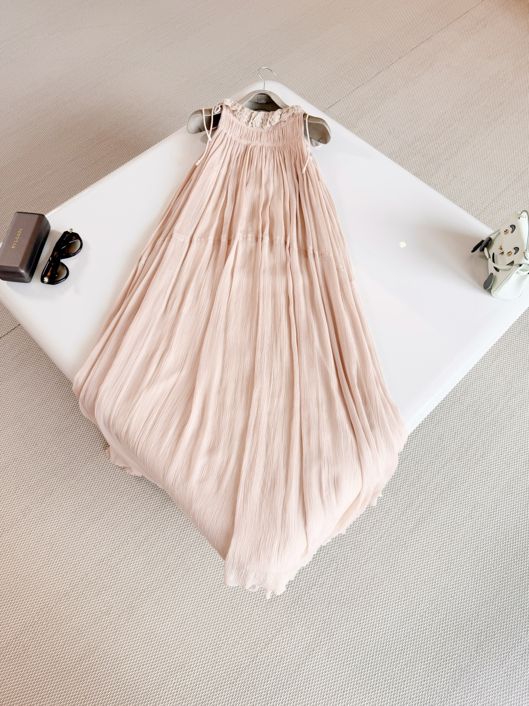NO:886409,CHL 26W Capri Midsummer Petal Neck Silk Halter Skirt. Pleated silk fabric is light and draped. Light nude pink three-dimensional lace petal neck embroidery creates a French retro feel. The pleated skirt design is elegant and smart. The halter neck is sleeveless. The shoulder and neck lines are atmospheric. Skirts, real silk,19860909CHL 26W 卡普里仲夏花瓣领真丝挂脖裙 褶皱真丝面料轻盈垂坠 淡裸粉色立体蕾丝花瓣领刺绣 营造法式复古感,裙摆压褶设计飘逸灵动 挂脖无袖剪裁 肩颈线条氛围感,,skirts,real silk,,Women's clothing