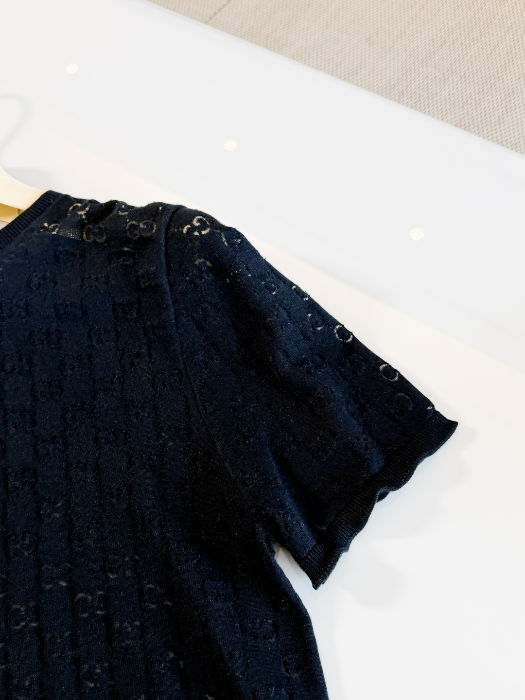 NO:887685,Black GG burnt cotton fabric, round neck, short sleeves, regular fit. Combining designs from different generations into a unified aesthetic narrative, T-shirt,19860909黑色GG烧花棉质面料 圆领短袖常规版型 将不同世代的设计融合为统一的美学叙事,,T-shirt,,Women's clothing