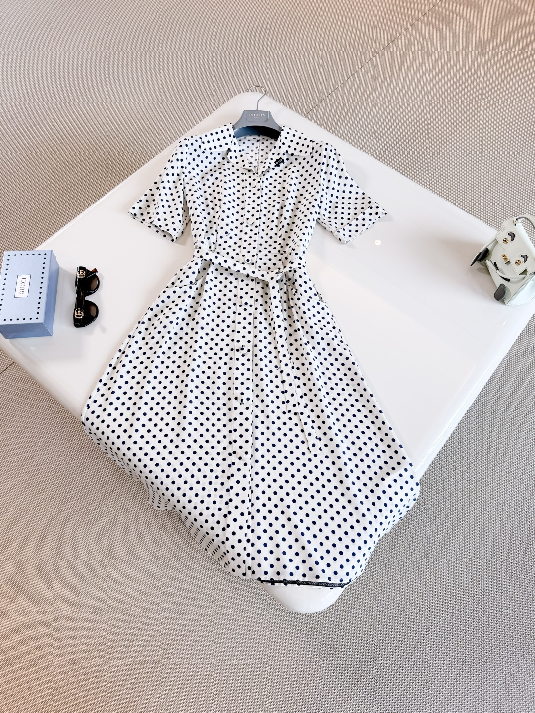 NO:887712,PRA 26W Polka Dot Print Badge Belt Dress Graphic rhythm adds vitality to this Mallorca crepe silk shirt dress. The shirt collar and straight lines create a clean silhouette, while the front pockets add practicality. Silhouettes between classic and modern,, prada, skirts, shirts, real silk,19860909PRA 26W 波点印花徽章腰带连衣裙 图案节奏为这款马洛卡绉布真丝衬衫裙增添活力,衬衫领和直线条营造出简洁的轮廓,而正面口袋则增添了实用性 经典与现代之间廓形,,prada,skirts,shirts,real silk,,Women's clothing