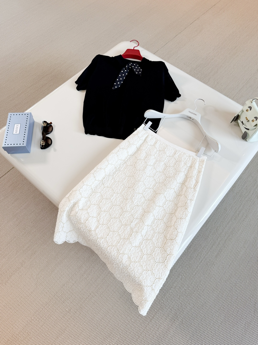 NO:887624,VALEN 26W black polka-dot silk scarf knitted short-sleeve. High-quality wool is not used. It is soft and comfortable. The main color is black and the detachable polka-dot silk scarf is elegant and stylish. The short-sleeve is simple and elegant. It can be easily used for daily commuting,,valentino,T-shirt,19860909VALEN 26W 黑色波点丝巾针织短袖 没有采用高品质羊毛柔软舒适 黑色主调搭配可拆卸波点丝巾优雅又有设计感,短袖简约大方 通勤日常都能轻松驾驭,,valentino,T-shirt,,Women's clothing