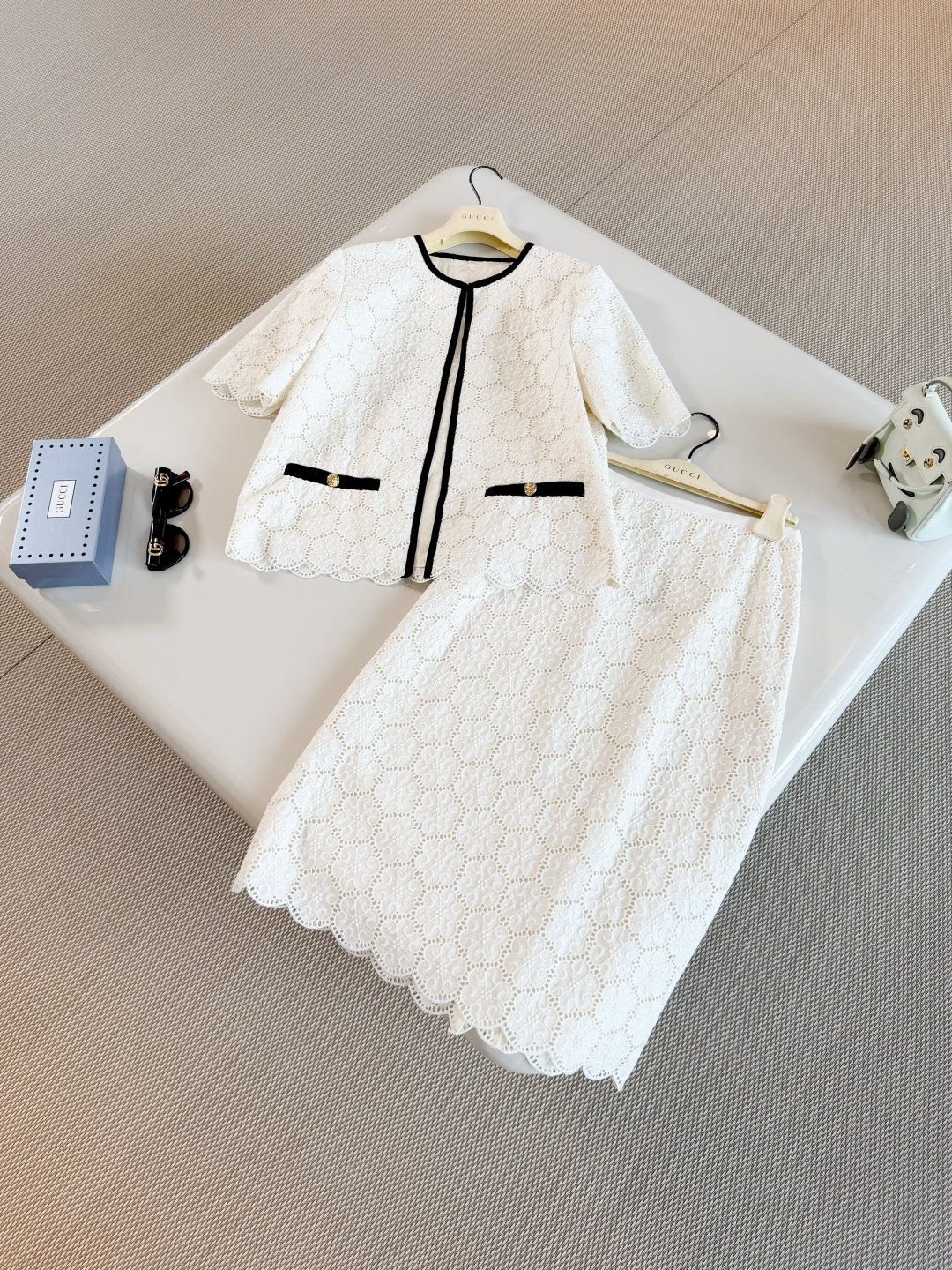 NO:887641,Skirt Top VALEN 26W White lace hollow top and skirt suit Made of exquisite hexagonal hollow knitting, light and breathable, elegant and short-sleeved jacket + mid-length skirt combination Hip-covering lace skirt Lined with VT jacquard fiber, the suit is noble and elegant, valentino, skirts, jackets & coats, T-shirt,19860909半裙 上衣 VALEN 26W 白色花边镂空上衣半裙套装 采用精致六边形镂空针织轻盈透气,优雅气质短袖外套+中长裙组合 包臀花边半裙 内里VT提花纤维,套装高贵典雅,,valentino,skirts,jackets & coats,T-shirt,,Women's clothing