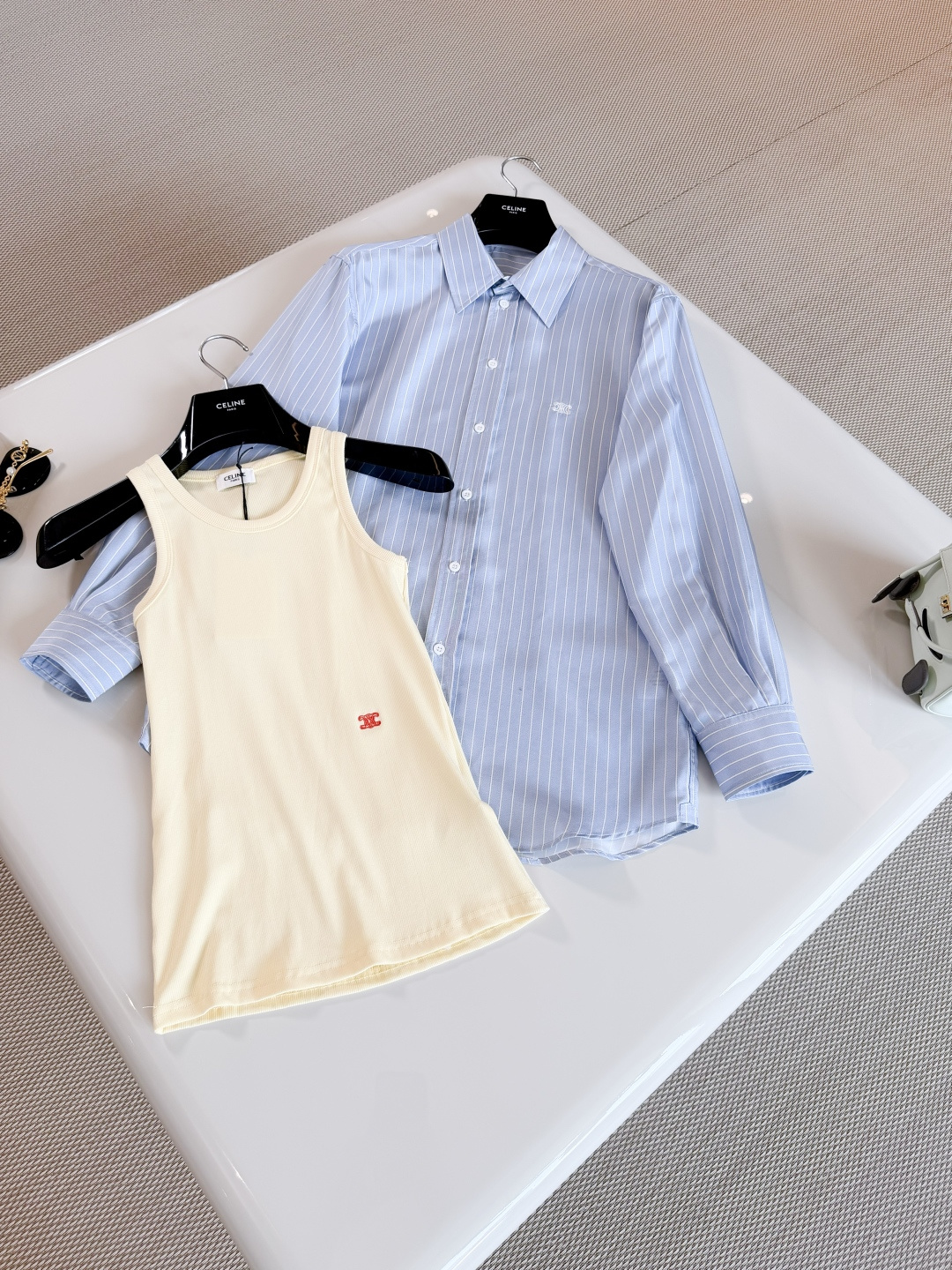 NO:891587,CEL 26W Arc de Triomphe embroidered blue and white striped silk shirt. The silk fabric is soft and comfortable. Vertical stripes are simple and simple. The Arc de Triomphe brand embroidery on the chest has exquisite details and a loose fit. It can be worn alone or layered. It can be easily used for commuting, daily life and leisure. shirts, real silk,19860909CEL 26W 凯旋门刺绣蓝白条纹真丝衬衫 真丝面料柔软舒适 竖条纹简约翻领胸前凯旋门品牌刺绣细节精致,宽松版型 单穿or叠搭都OK 通勤、日常、休闲都能轻松驾驭,,shirts,real silk,,Women's clothing