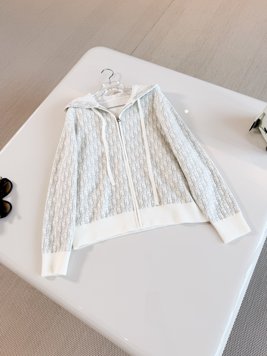 NO:890280,DIO 26W Oblique gray presbyopic hooded knitted cardigan. The classic presbyopic pattern on an off-white background is low-key yet recognizable. The soft waxy knitted fabric has a CD hardware zipper design to create a lazy and casual look!  Double knit top quality,,dior,hats,19860909DIO 26W Oblique灰色老花连帽针织开衫 米白底色经典老花图案低调又有辨识度,软糯针织面料CD五金拉链设计 营造慵懒休闲感造型！双面针织 顶级品质,,dior,hats,,Women's clothing
