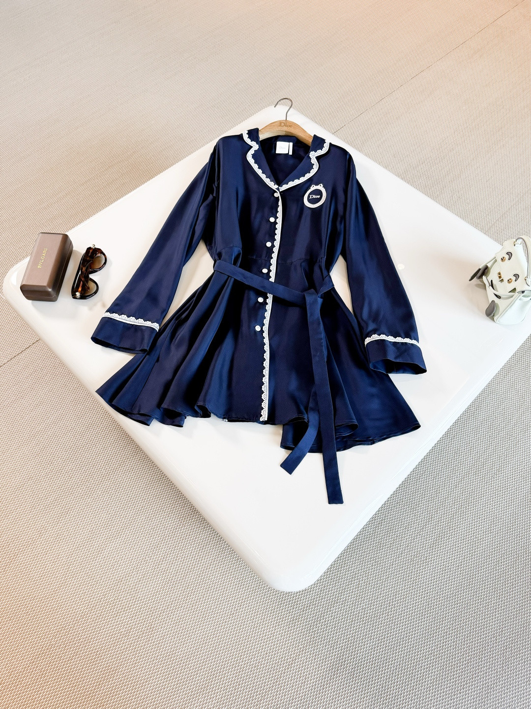 NO:891082,DIO 26W Rococo emblem silk trench coat Mdaillon Salon 18th century Rococo style aesthetics. Carefully crafted from navy blue mulberry silk twill fabric, the flared cut is paired with white lace details and a tone-on-tone lace-up belt that highlights the waist curve to enhance style,,dior,skirts,real silk,19860909DIO 26W 洛可可徽章真丝风衣式连衣裙 Mdaillon沙龙十八世纪洛可可风格美学 采用海军蓝色桑蚕丝斜纹面料精心制作,喇叭形剪裁搭配白色蕾丝细节和突显腰部曲线的同色调系带式腰带提升格调,,dior,skirts,real silk,,Women's clothing