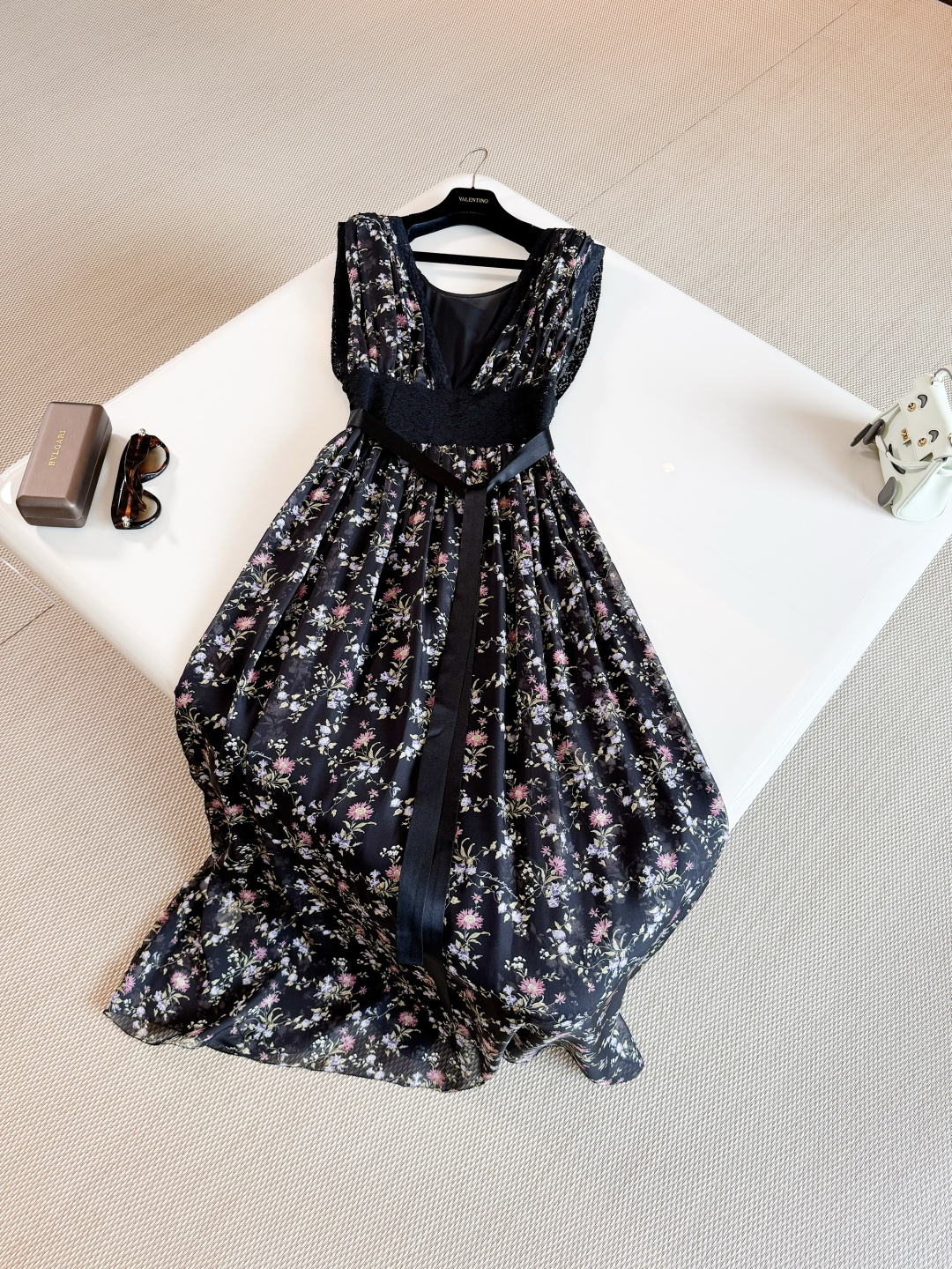 NO:891093,D&G 26W Sicilian floral two-piece silk dress. Light chiffon silk material, breathable and comfortable. Deep V-neck, small flying sleeves design to modify the shoulder and neck lines, silk satin lace waist cut to outline body proportions, A-line long skirt, elegant and flexible, noble and light,,Dolce&Gabbana,skirts,real silk,19860909D&G 26W 西西里碎花两件套真丝连衣裙 轻盈雪纺真丝材质透气舒适 深V领小飞袖设计修饰肩颈线条,丝缎品蕾丝收腰剪裁勾勒身材比例,A字长裙摆飘逸灵动 高贵轻盈,,Dolce&Gabbana,skirts,real silk,,Women's clothing