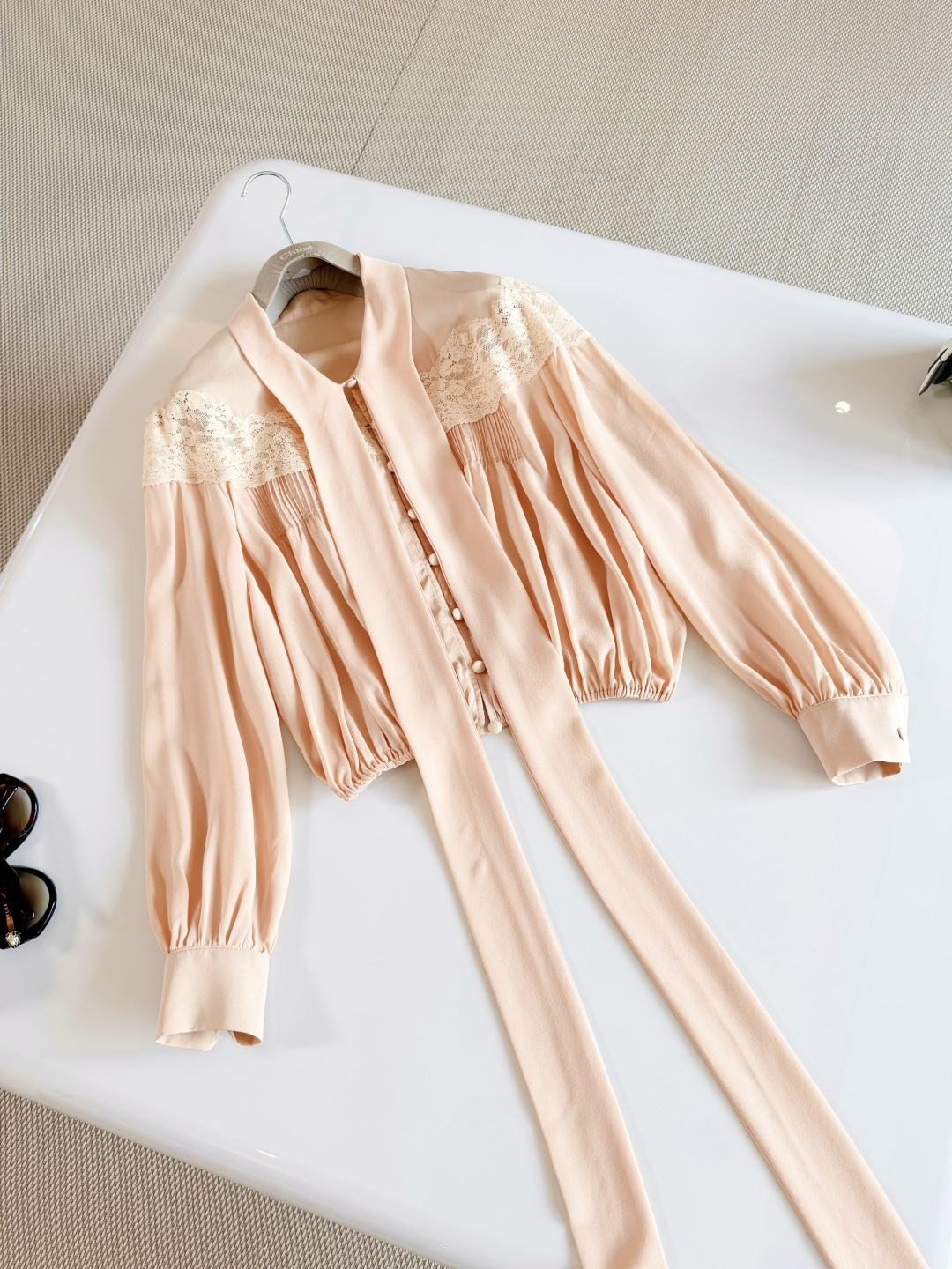 NO:891150,Details: Lantern sleeves + pleat details, full of palace feel, lace splicing + ribbon bow design, super elegant, easy to create an intellectual or sweet style,19860909细节 灯笼袖+褶皱细节 宫廷感十足 蕾丝拼接+飘带蝴蝶结设计超优雅 轻松打造知性或甜美风格,,,Women's clothing