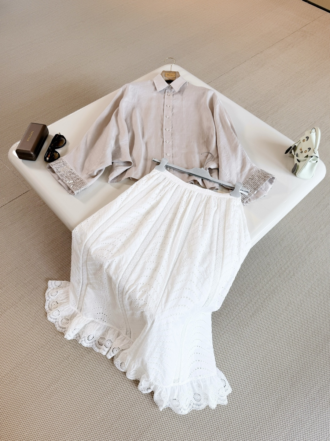 NO:891092,BC 26S Heavy beaded sequin hand-sleeved silhouette linen shirt. The linen shirt combines precious materials and ingenious embroidery. The cuffs are decorated with exquisite embroidery patterns composed of rectangular shimmering sequins, which injects the visual effect of 'moist luster' into the shirt. Top quality sale,,shirts,19860909BC 26S 重工钉珠亮片手袖廓形亚麻衬衫 亚麻衬衫融合珍贵材质与匠心刺绣 袖口处缀以矩形微光亮片组成的精致绣纹,为衬衫注入“水润光泽”的视觉动效 顶级品质发售,,shirts,,Women's clothing