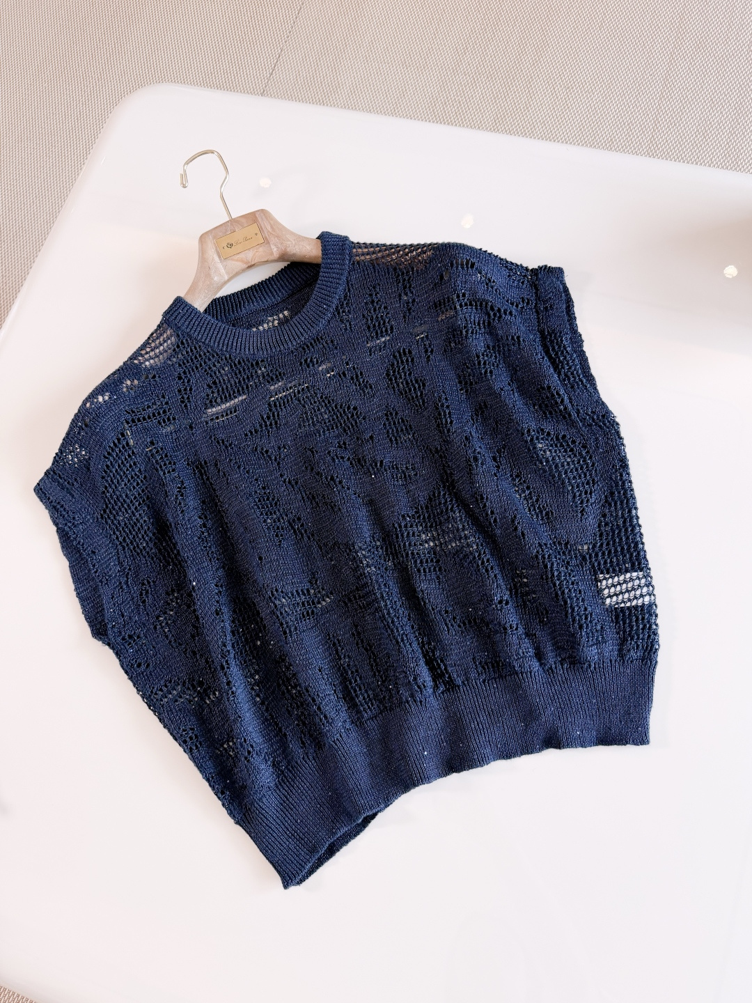 NO:891097,DETAILS Ribbed trim cinches the soft, loose silhouette Patterns and intricate knits inspired by the beauty of nature come together in a sparkling water lily knit,19860909细节 罗纹饰边收束柔软宽松的衣身廓形 受自然之美启发的图案与复杂针织工艺 在闪耀睡莲针织衫中相融合,,,Women's clothing