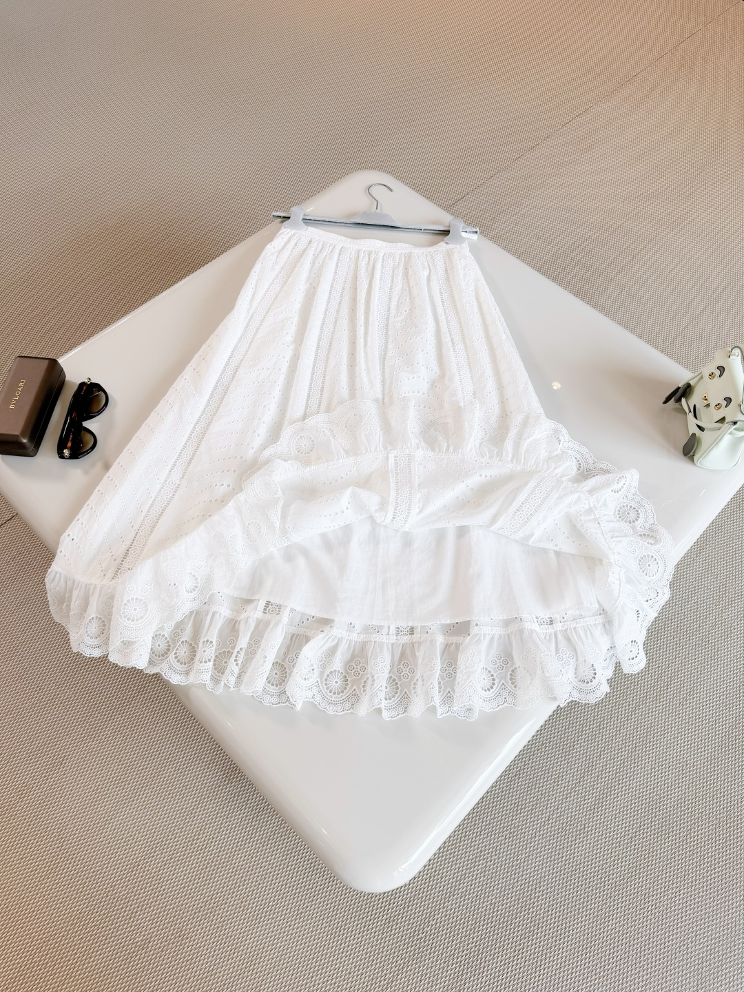 NO:891624,Designer 26S hem three-dimensional lace hollow floral cotton skirt. White French heavy lace skirt. Made of cotton fabric. Exquisite hollow embroidery + ruffle skirt, full of elegant retro temperament. High waist elastic design. Comfortable and slim. Top quality sale,,skirts,19860909设计师 26S 下摆立体蕾丝镂空花卉棉质半身裙 白色法式重工蕾丝半身裙 采用棉质面料制作 精致镂空刺绣+荷叶边裙摆,优雅复古气质满分 高腰松紧设计 舒适又显瘦 顶级品质发售,,skirts,,Women's clothing