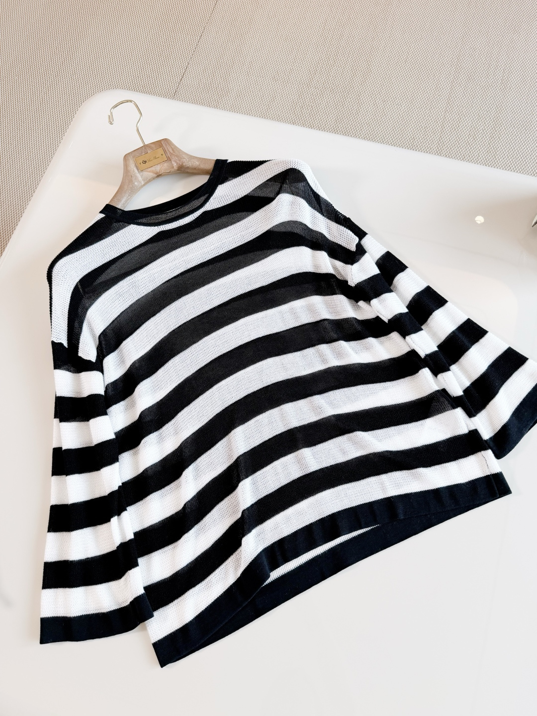 NO:891073,Details: Round neck + loose and wide fit. Classic black and white wide stripe design. Simple and versatile. Dropped shoulder sleeve design. Full score for casual and lazy style.19860909细节 圆领+宽松阔型版型 经典黑白宽条纹设计 简约又百搭 落肩袖设计 随性慵懒风满分,,,Women's clothing