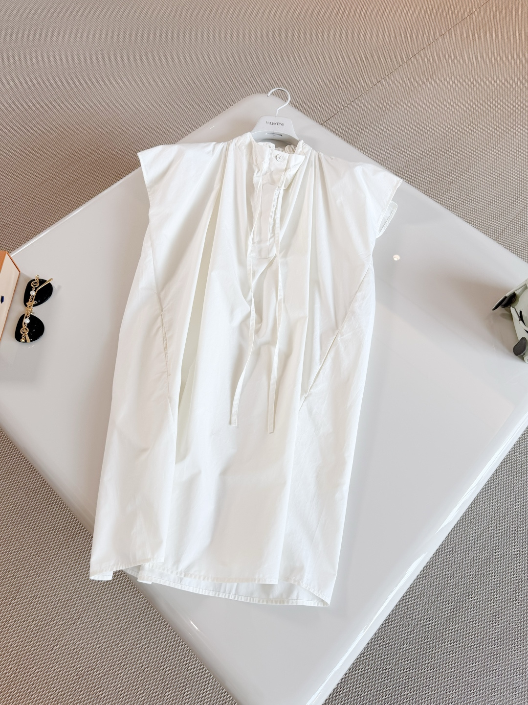 NO:891101,JIL 26S Drawstring tie stand-up collar bud silhouette cotton dress Poplin cotton shirt dress Made of pure cotton, light and breathable bud outline + neckline pleats, perfect details Small flying sleeve design modifies the arms Overall simple and elegant Top quality sale,,jil sander,skirts,shirts,19860909JIL 26S 抽绳系带立领花苞廓形棉质连衣裙 府绸棉衬衫裙 采用纯棉轻盈透气 花苞轮廓+领口褶皱,细节满分 小飞袖设计修饰手臂 整体简约优雅 顶级品质发售,,jil sander,skirts,shirts,,Women's clothing