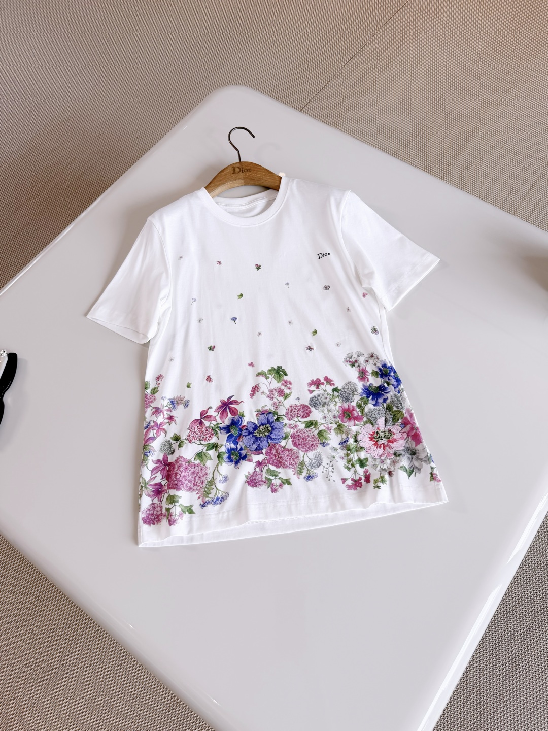 NO:891187,DIO 26S butterfly floral print round neck short-sleeved cotton T-shirt. Carefully made from white cotton fabric. The T-shirt is decorated with multi-color Hortensia Garden pattern, showing a pastoral style. The colorful embroidery design pays tribute to the brand's love for flowers. Top quality, dior, T-shirt, tees, t-shirt,19860909DIO 26S 蝴蝶花卉印花圆领短袖棉质T恤 采用白色棉质面料精心制作 T恤饰以多色Hortensia Garden图案,呈现充满田园风情 色彩明艳的刺绣设计 致敬品牌钟情于花卉的传承 顶级品质,,dior,T-shirt,tees，t-shirt,,Women's clothing