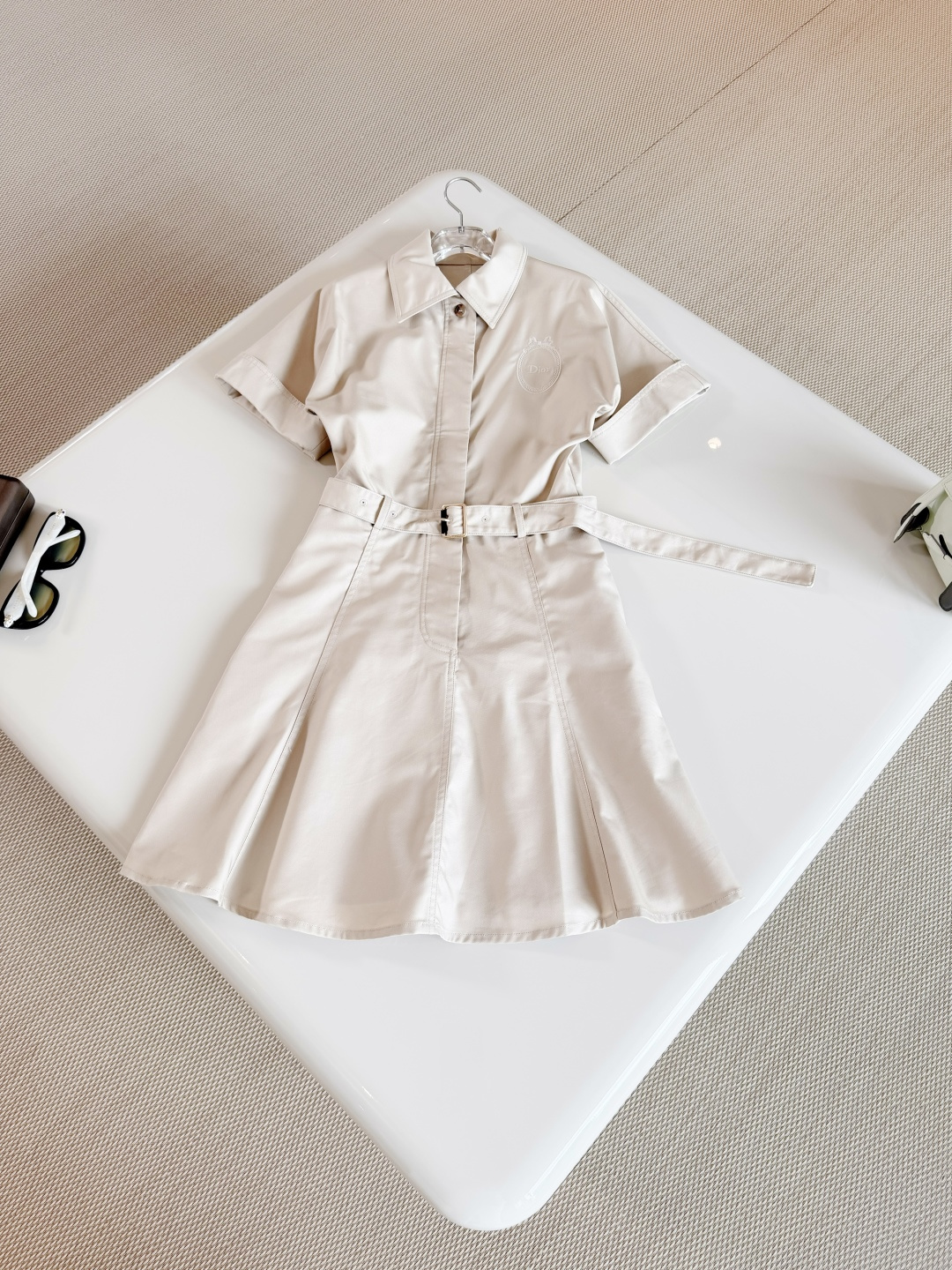 NO:891170,DIO 26S Rococo emblem embroidered gold buckle belt short dress. Shirt dress crafted from cotton. Embroidered with Medaillon logo patch. Tonal belt with gold finish metal belt buckle. Knee length with flared silhouette. Top quality, dior, skirts, shirts,19860909DIO 26S 洛可可徽章刺绣金扣腰带短款连衣裙 衬衫式连衣裙采用棉质面料精心制作 饰以Medaillon标志补丁刺绣,同色调腰带饰以金色饰面金属腰带扣 及膝长度搭配喇叭形廓形 顶级品质,,dior,skirts,shirts,,Women's clothing