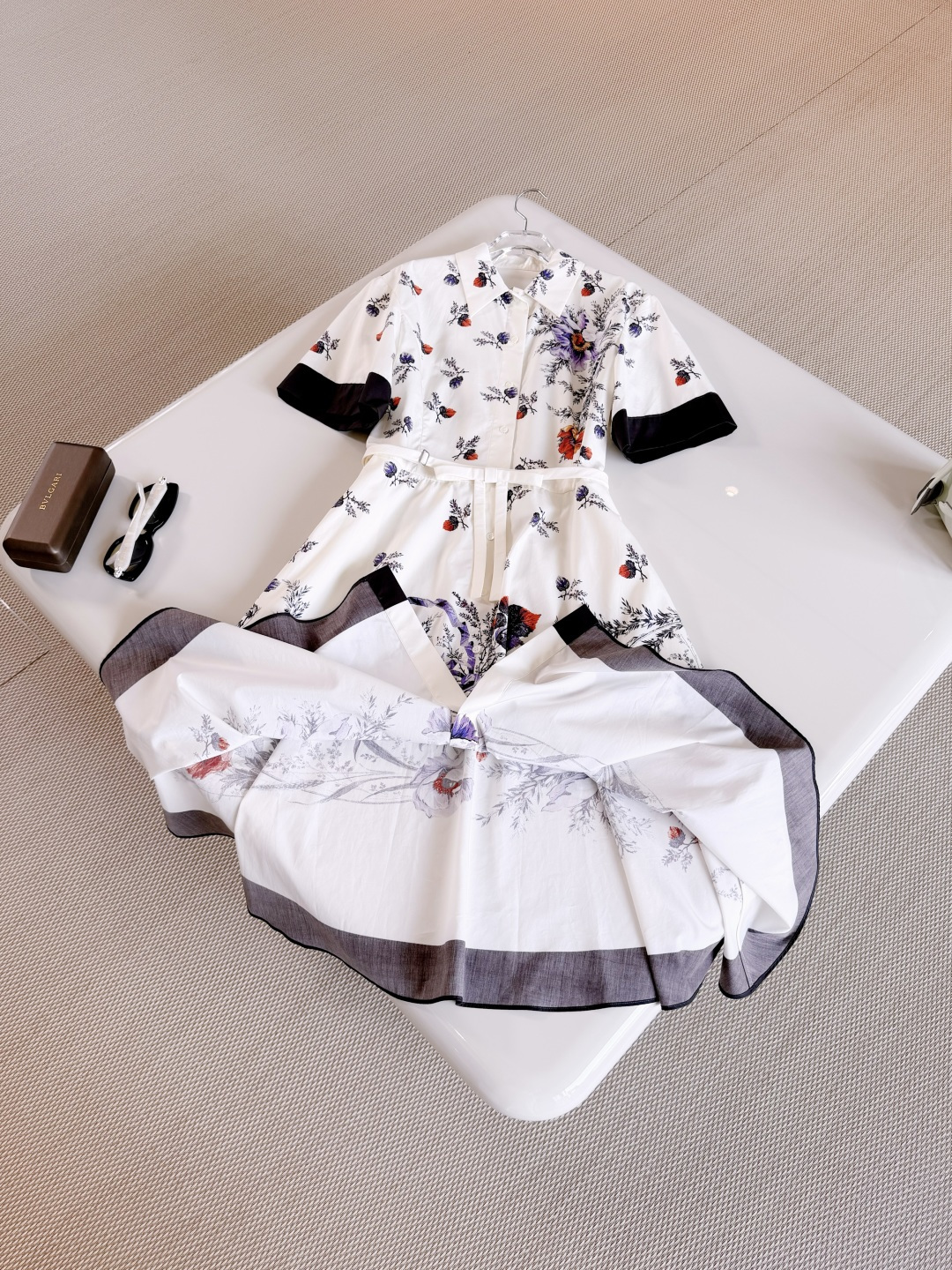 NO:891165,DIO 26S Retro floral print three-dimensional bow lapel dress. The shirt dress is made of cotton poplin fabric. Decorated with multi-color BloomTapestry pattern. The exquisite floral pattern highlights the charming summer style. The same color belt and bow tie enhance the style. Top quality, dior, skirts, shirts,19860909DIO 26S 复古花卉印花立体蝴蝶结翻领连衣裙 衬衫式连衣裙采用棉府绸面料制作 饰以多色BloomTapestry图案,精致的花卉图案彰显迷人的夏日风情 同色调腰带搭配蝴蝶结提升格调 顶级品质,,dior,skirts,shirts,,Women's clothing