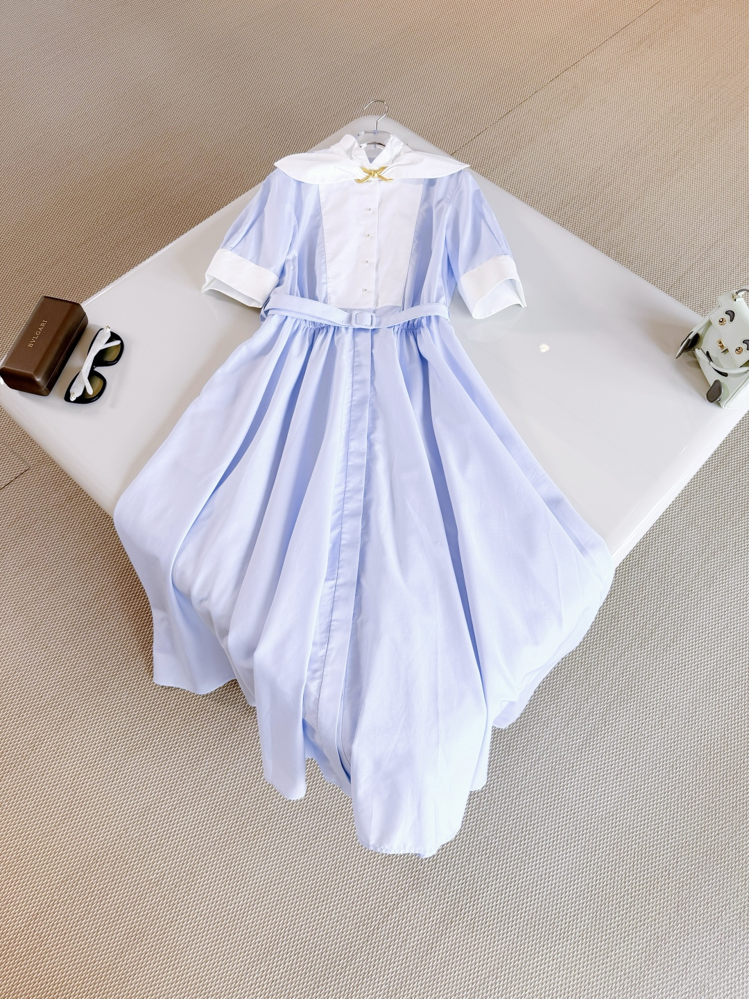 NO:891155,DIO 26S blue wide three-dimensional bow tie poplin dress. The mid-length dress is carefully made of cotton poplin. A new interpretation of the classic silhouette. The flared silhouette is paired with a contrasting white chest and cuffs. The collar is decorated with a bow to enhance the style. Paired with a tone-on-tone belt. Top quality,, dior, skirts,19860909DIO 26S 蓝色阔型立体蝴蝶领结府绸连衣裙 中长款连衣裙采用棉府绸精心制作 全新演绎经典廓形 喇叭形廓形搭配对比鲜明的白色胸饰和袖口,衣领饰以蝴蝶结提升格调 搭配同色调腰带 顶级品质,,dior,skirts,,Women's clothing