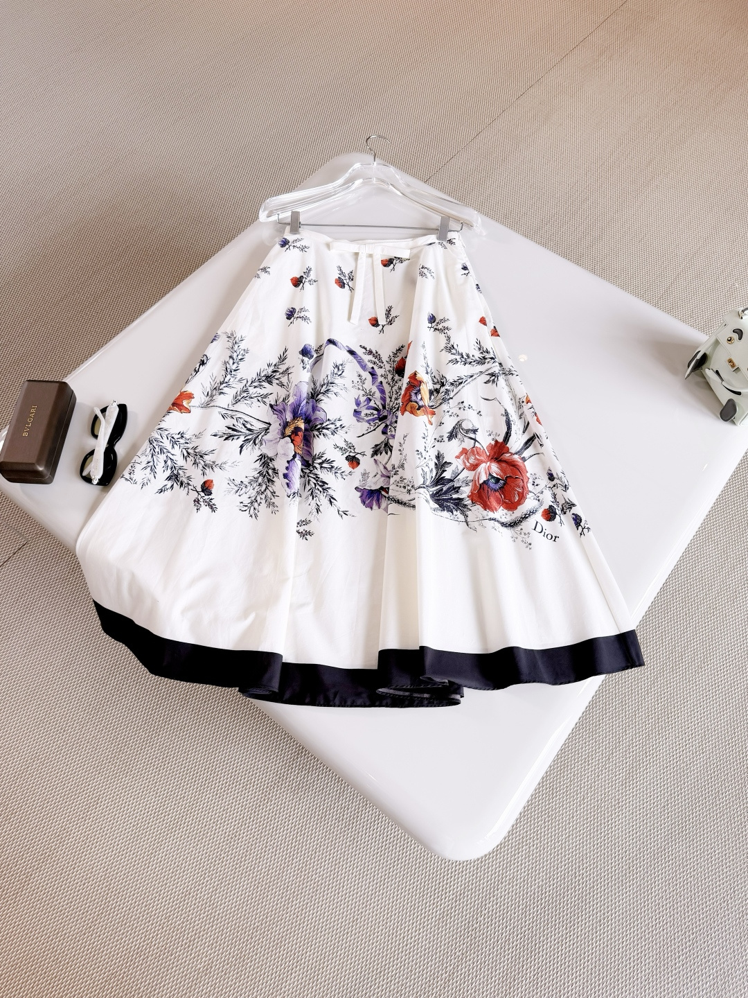 NO:891151,DIO 26S retro floral print three-dimensional bow skirt. The skirt is made of cotton poplin fabric. Decorated with multi-color BloomTapestry pattern. The exquisite floral pattern is unique. It shows the charming summer style. Flared cut. Matched with a belt of the same color. Top quality, dior, skirts,19860909DIO 26S 复古花卉印花立体蝴蝶结半身裙 半裙采用棉府绸面料制作 饰以多色BloomTapestry图案,精致的花卉图案别具一格 彰显迷人的夏日风情 喇叭形剪裁 搭配同色调腰带 顶级品质,,dior,skirts,,Women's clothing