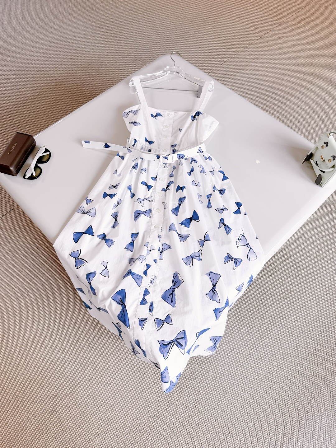 NO:891143,DIO 26S hand-painted style bow printed belt suspender dress. The mid-length dress is made of cotton poplin fabric and decorated with blue Bows pattern. It is a new interpretation of the characteristic bow, flared silhouette and square neckline design. It is equipped with button closure and the same color belt to enhance the style. Top quality, dior, skirts,19860909DIO 26S 手绘风蝴蝶结印花腰带吊带连衣裙 中长款连衣裙采用棉府绸面料制作 饰以蓝色Bows图案 全新演绎特色蝴蝶结,喇叭形廓形方形领口设计 搭配纽扣开合和同色调腰带提升格调 顶级品质,,dior,skirts,,Women's clothing