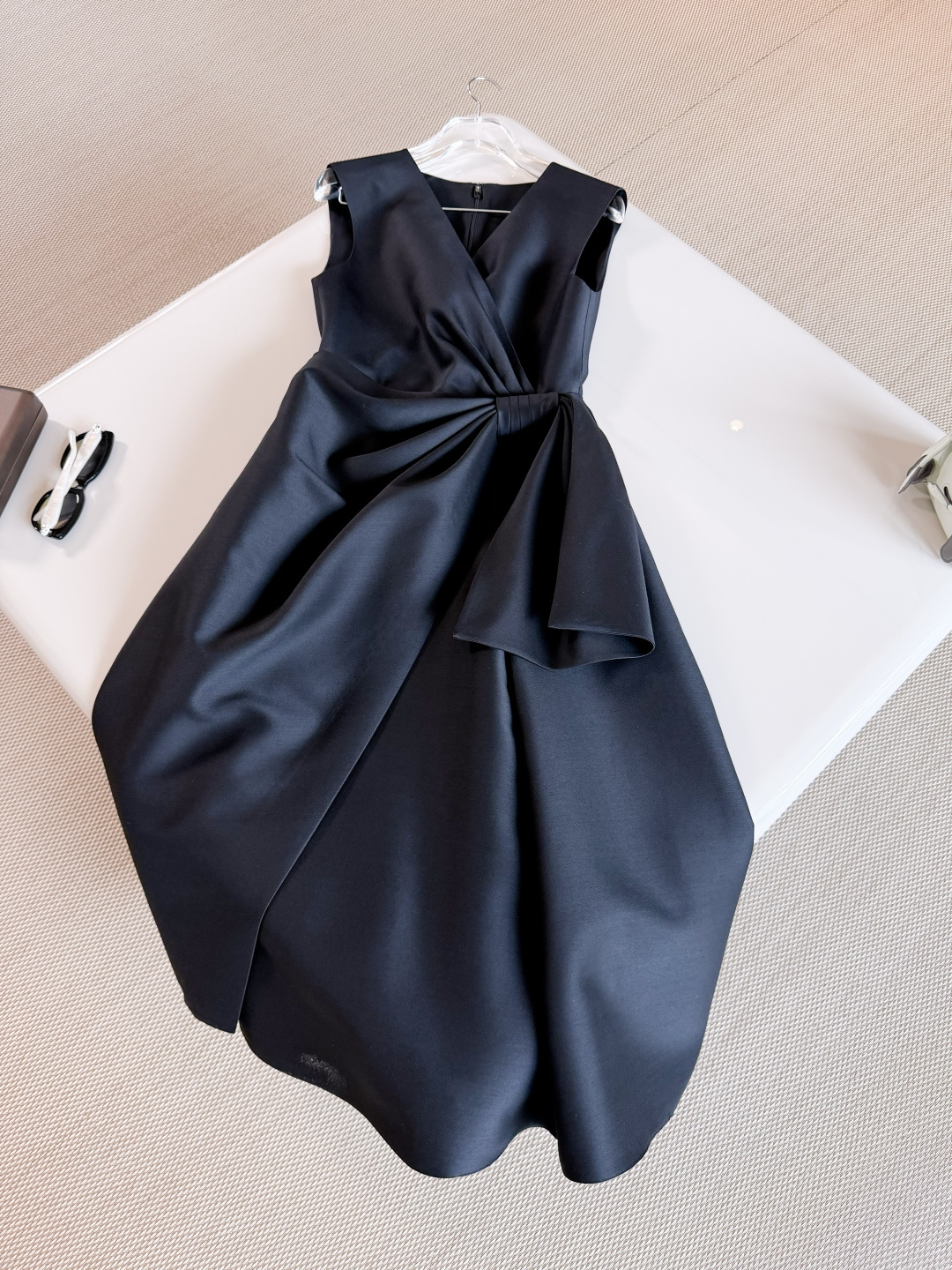 NO:891134,DIO 26S three-dimensional side bow silk wool dress. The mid-length dress is made of sheep wool blended fabric. The flared silhouette is matched with a wrap collar to enhance the style. It is decorated with a large asymmetrical bow to highlight the waist curve and highlight the draping effect. Top quality, dior, skirts,19860909DIO 26S 立体侧方蝴蝶结丝毛礼服连衣裙 中长款连衣裙采用绵羊毛混纺面料制作 喇叭形廓形搭配围裹式衣领提升格调,饰以大号不对称蝴蝶结突显腰部曲线 彰显垂褶效果 顶级品质,,dior,skirts,,Women's clothing