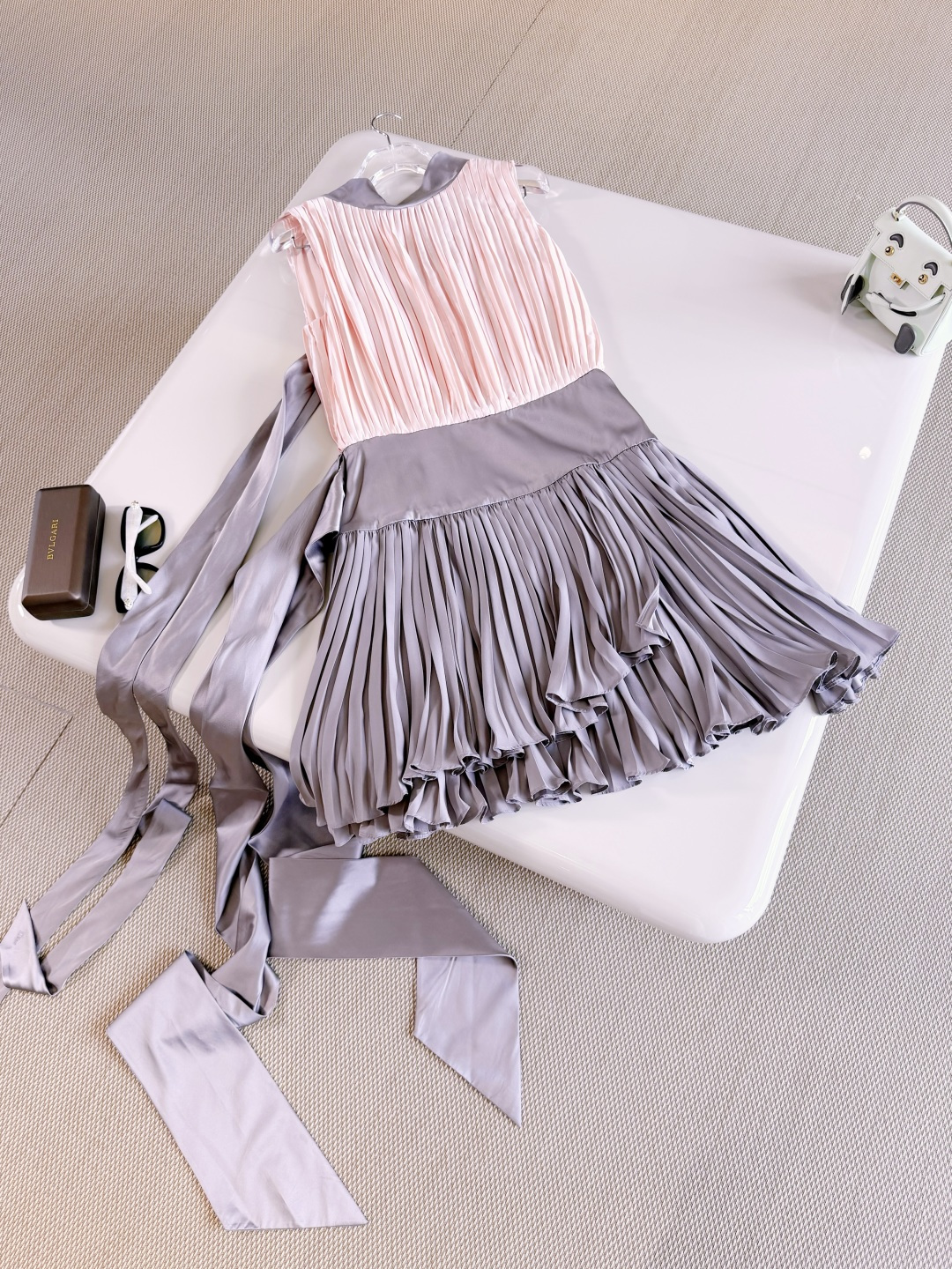 NO:891124,DIO 26S pink and gray satin silk accordion pleated dress. The dress is carefully made of mulberry silk twill fabric. The haute couture silhouette is knee-length. Decorated with pleats and an integrated side-tie low-waist belt. The tie-up collar at the back enhances style. It can create a refined, elegant and fashionable look. Top quality, dior, skirts, real silk,19860909DIO 26S 粉拼灰缎面真丝风琴褶礼服连衣裙 连衣裙采用桑蚕丝斜纹面料精心制作 高订廓形及膝长度 饰以褶裥,一体式侧面系带低腰式腰带 后侧系带衣领提升格调 可打造精致高雅时尚的造型 顶级品质,,dior,skirts,real silk,,Women's clothing