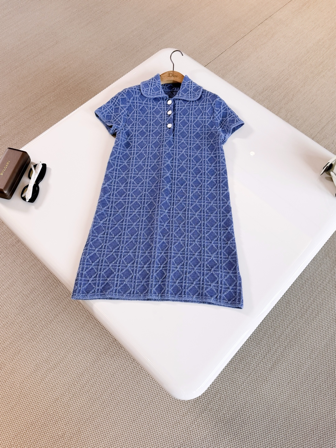 NO:891595,DIO 26W oversized cannage pattern blue knitted dress CD cannage classic pattern, carefully made of light blue cotton blended terry knitted fabric, straight cut with CF mother-of-pearl button collar, unique and can create a casual and elegant look,, dior, skirts,19860909DIO 26W 超大藤格纹蓝色针织连衣裙 CD藤格经典图案,采用淡蓝色棉质混纺毛圈花式线针织面料精心制作,直筒剪裁搭配CF贝母纽扣衣领 别具一格 可打造休闲高雅的造型,,dior,skirts,,Women's clothing