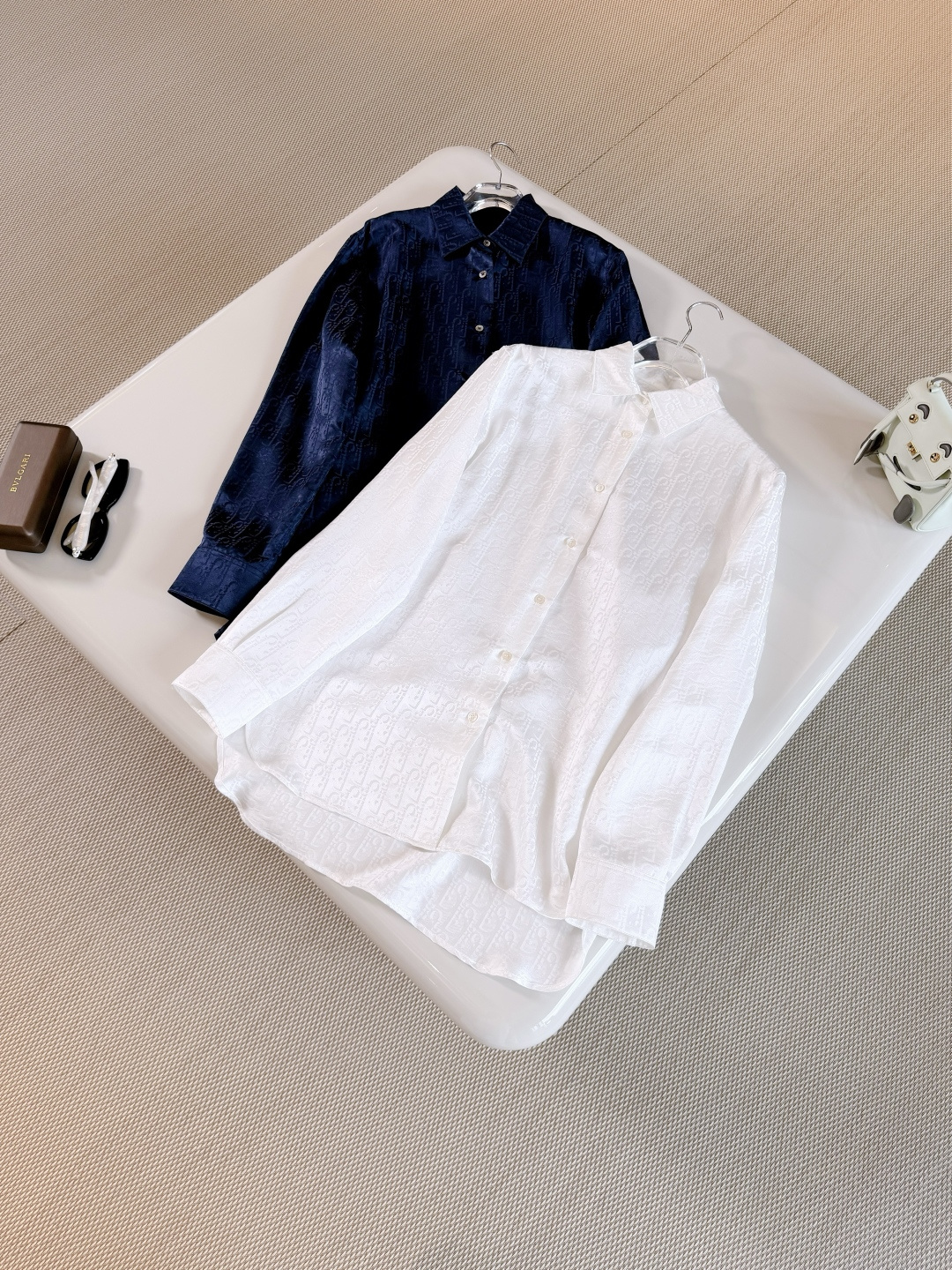 NO:891635,DIO 26w blue and white two-color old flower jacquard silk shirt. The shirt shows elegance and modern style. It is carefully made of mulberry silk twill fabric. The fashionable version is matched with a slightly longer design on the back and CD button closure on the front to create an exquisite overall shape., dior, shirts, real silk,19860909DIO 26w 蓝白双色老花提花真丝衬衫 衬衫彰显优雅气质与摩登风范 采用桑蚕丝斜纹面料精心制作,时尚版型搭配背面略长设计和CD正面纽扣开合 打造精致的整体造型,,dior,shirts,real silk,,Women's clothing