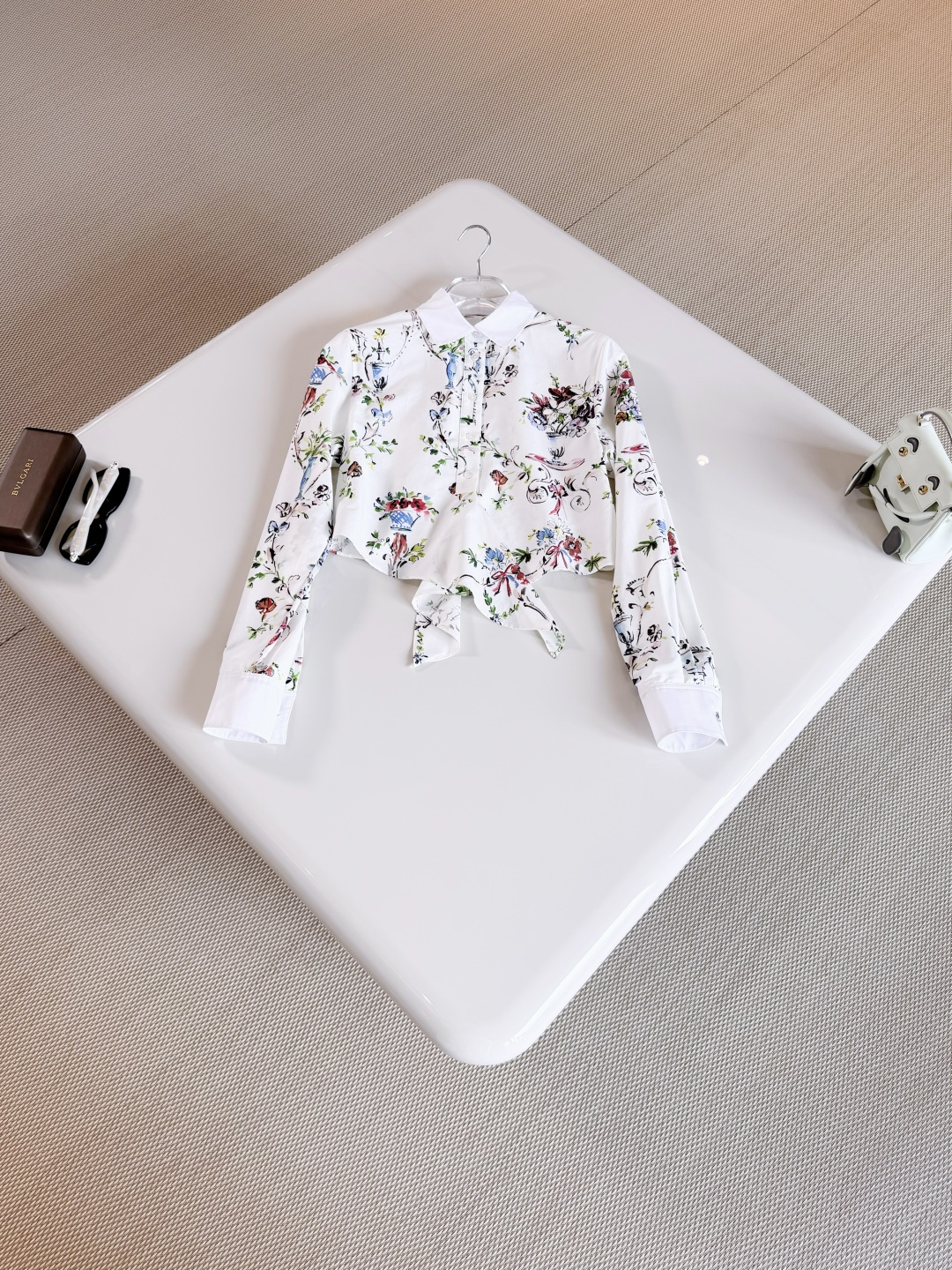 NO:891673,DIO 26W Rococo floral short strappy cotton shirt. Carefully crafted from white cotton poplin fabric. Modern silhouette with front corset design and CD button fastening. The short shape can be matched with other items to create a sophisticated look, dior, shirts,19860909DIO 26W 洛可可花卉短款绑带棉质衬衫 采用白色棉府绸面料精心制作 现代廓形搭配正面束身设计和CD纽扣开合,短款造型 可与其他单品搭配 打造精致的造型,,dior,shirts,,Women's clothing