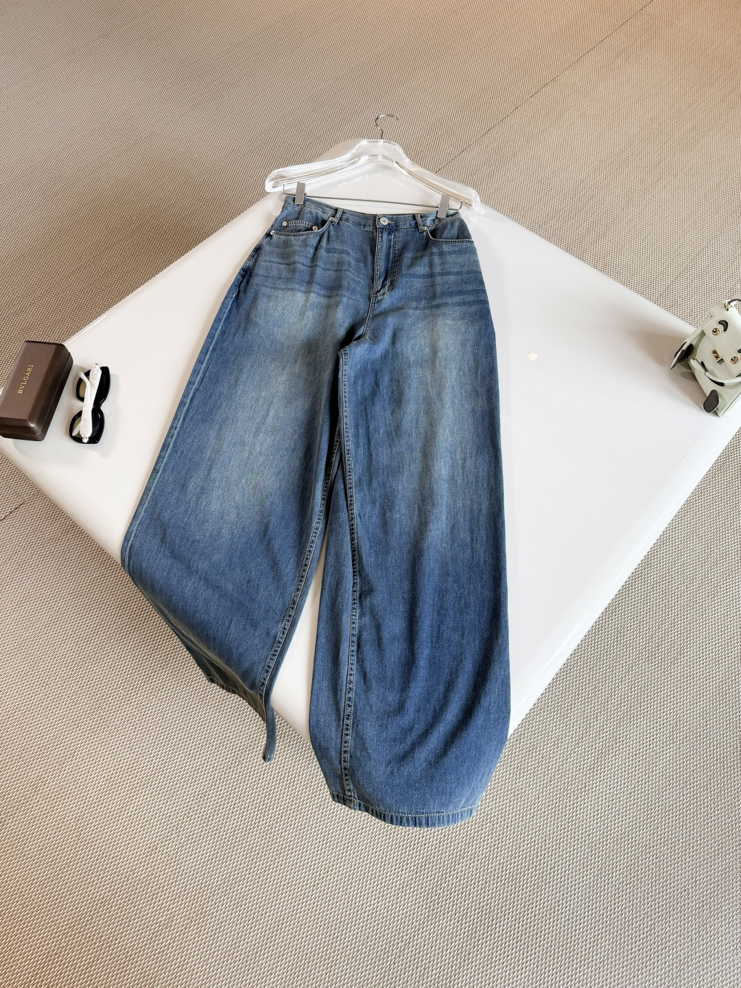 NO:891668,DIO 26W washed blue silhouette high-waisted straight jeans. Crafted from blue stonewashed cotton denim, the straight cut is decorated with a CD suede logo on the back and a silver-finish metal CD ring to enhance style. Can be paired with matching shirts for a stylish look, dior, jeans, shirts,19860909DIO 26W 水洗蓝廓形高腰直筒牛仔裤 采用蓝色石洗棉质牛仔布精心制作,直筒剪裁背面饰以CD绒面革标牌和银色饰面金属CD饰环提升格调 可与配套的衬衫搭配 打造时尚造型,,dior,jeans,shirts,,Women's clothing