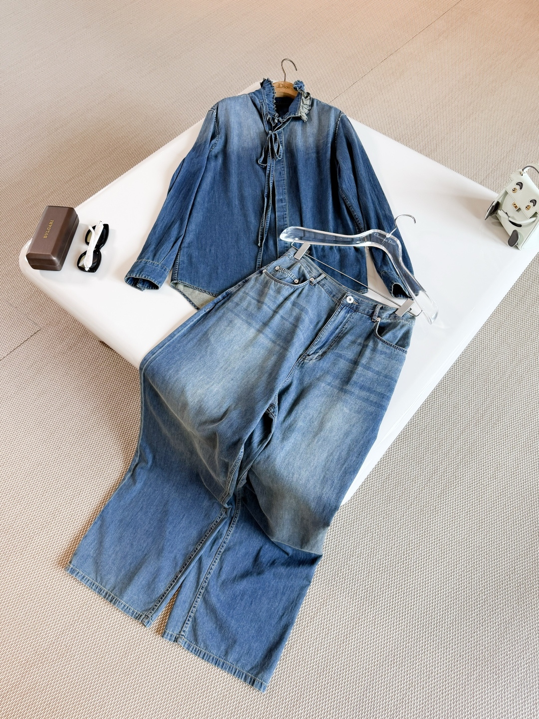 NO:891615,DIO 26W washed gradient accordion lace bow tie denim shirt. Carefully crafted from blue stonewashed cotton denim. The straight cut is paired with a pleated stand-up collar and tone-on-tone ties to enhance the style. It can be paired with matching jeans to create a sophisticated fashionable look, dior, jeans, shirts,19860909DIO 26W 水洗渐变风琴花边领结牛仔衬衫 蓝色石洗棉质牛仔布精心制作 直筒剪裁搭配褶裥立领和同色调系带提升格调,可与配套的牛仔裤搭配 打造精致的时髦造型,,dior,jeans,shirts,,Women's clothing