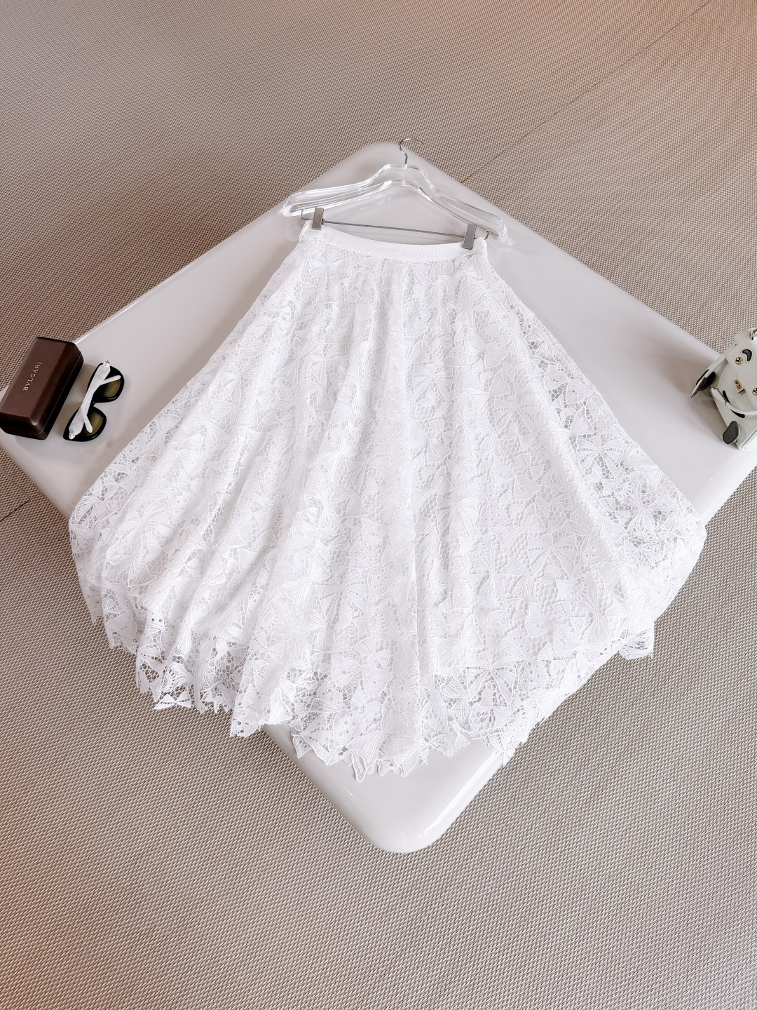 NO:891969,DIO 26S three-dimensional lace hollow bow printed cotton skirt. The skirt is a new interpretation of the characteristic bow. It is carefully made of white cotton blended lace fabric and has a flared cut. It is paired with an irregular hem to enhance the style and create a light effect. Top quality for sale, dior, skirts,19860909DIO 26S 立体蕾丝镂空蝴蝶结印花棉质半身裙 半裙全新演绎特色蝴蝶结 采用白色棉质混纺蕾丝面料精心制作,喇叭形剪裁 搭配不规则下摆提升格调 打造轻盈效果 顶级品质发售,,dior,skirts,,Women's clothing