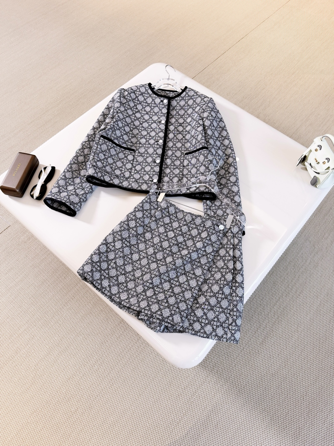 NO:891960,DIO 26S Cannage Pattern Sequin Embroidered Tweed Oversized Jacket This jacket is decorated with oversized cannage pattern. A modern interpretation of the classic pattern, crafted from textured black and white lightweight tweed fabric. Highlighting the short casual fit. Top quality available, dior, jackets & coats,19860909DIO 26S 藤格纹亮片刺绣粗花呢廓形外套 这款外套饰以超大藤格纹 以现代风格诠释经典图案,采用富有纹理的黑白色轻盈粗花呢面料精心制作 突显短款休闲版型 顶级品质发售,,dior,jackets & coats,,Women's clothing