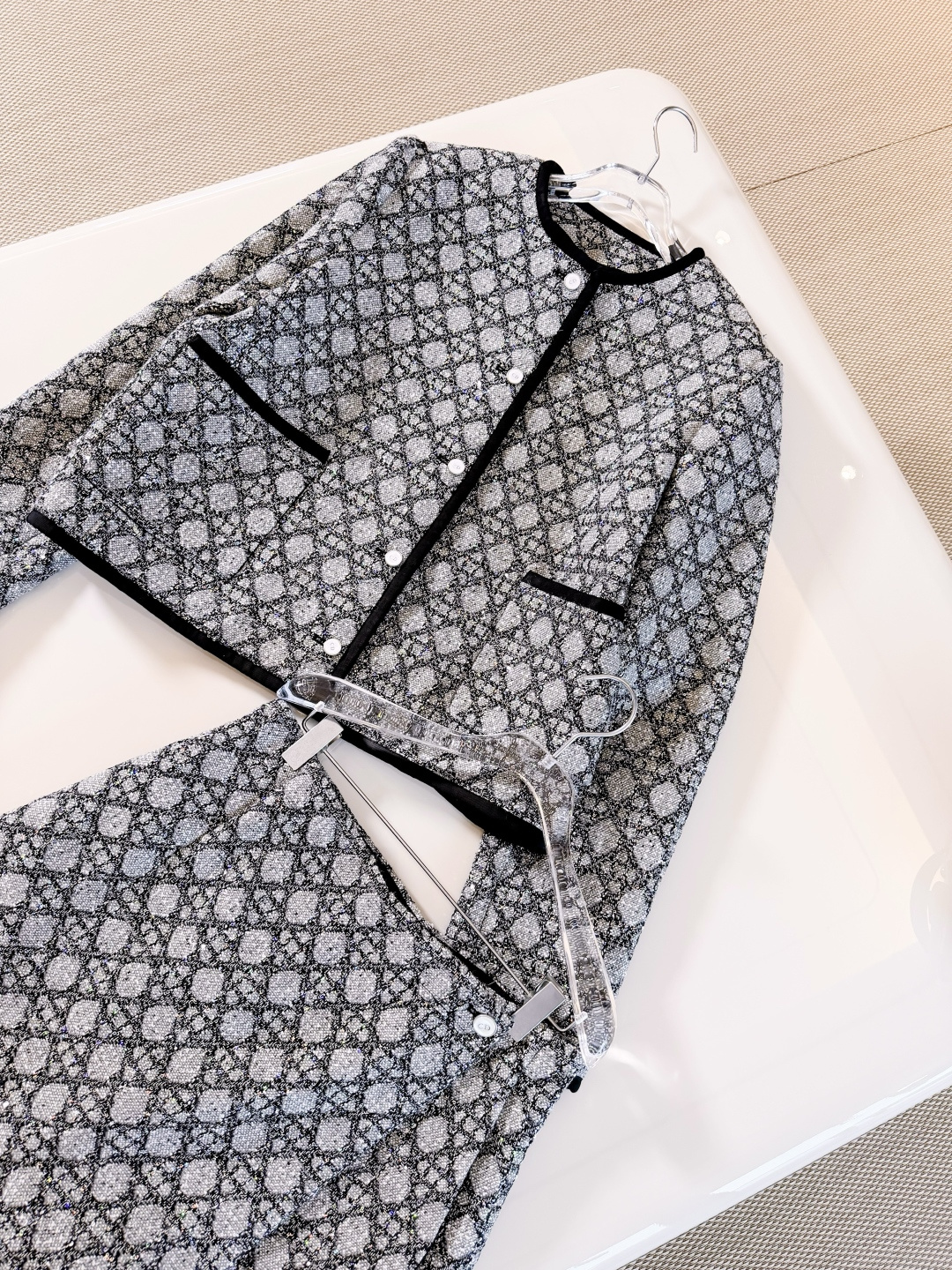 NO:891962,Details Decorated with black grosgrain details Embellished with silver finish CD Mother-of-pearl buttons Wear with matching shorts for a sophisticated oversized cannage look,,shorts,19860909细节 饰以黑色罗缎细节 点缀以银色饰面CD 珍珠母贝纽扣 可与配套的短裤搭配 打造精致的超大藤格纹造型,,shorts,,Women's clothing