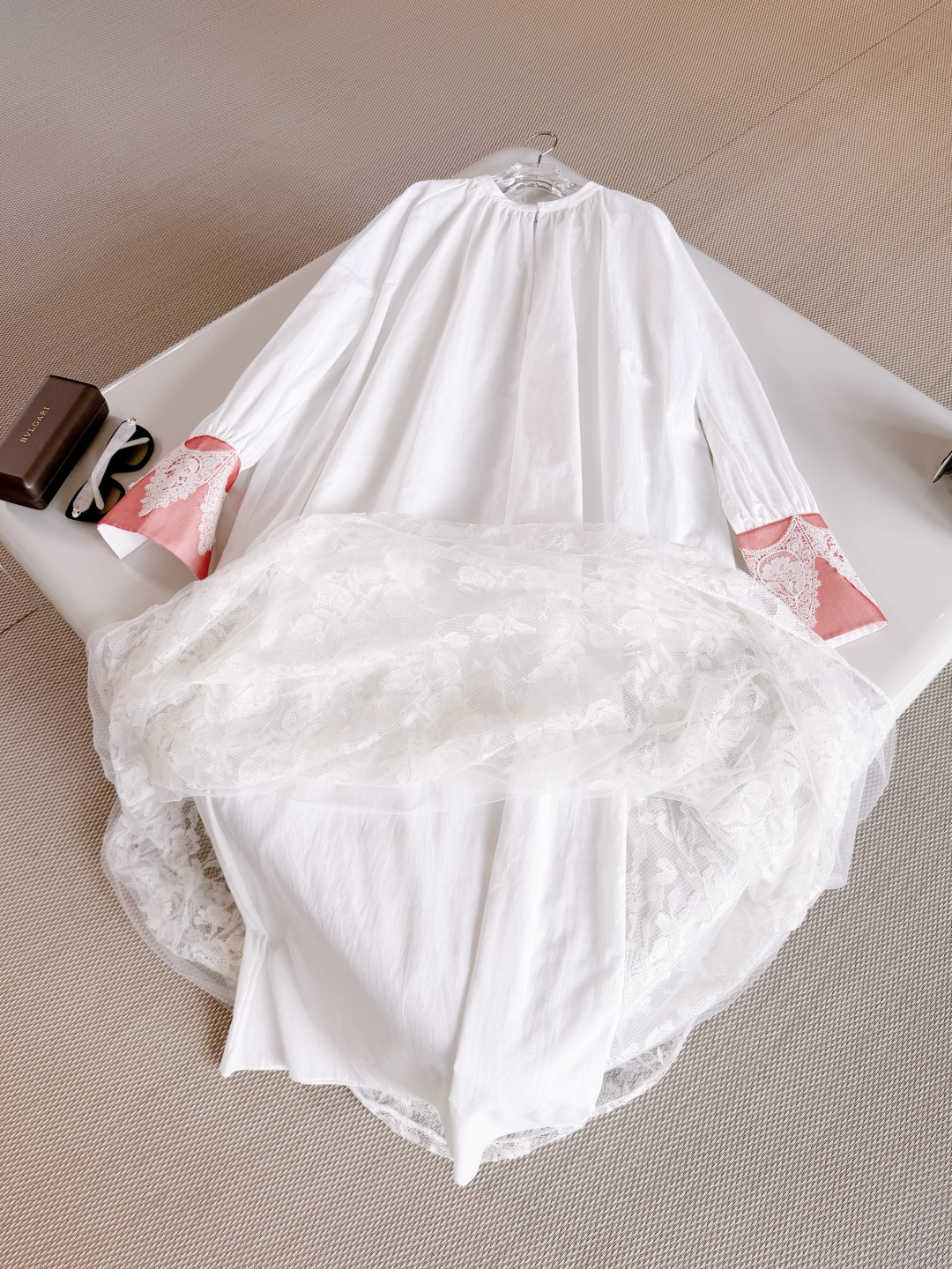 NO:891953,DIO 26S red hand-sleeved lace hem dress, early spring holiday series skirt, white loose shirt on the top, deep V-neck + pleat design, eye-catching red and white embroidery on the cuffs, spliced ​​lace skirt on the bottom, light gauze + exquisite floral embroidery, full of romantic and elegant atmosphere, top quality sale, dior, skirts, shirts,19860909DIO 26S 红色手袖拼蕾丝下摆礼服连衣裙 早春度假系列裙装 上衣白色宽松衬衫 深V领+褶皱设计 袖口红白刺绣超吸睛,下装拼接蕾丝半裙 轻薄纱质+精致花卉刺绣 浪漫优雅氛围感十足 顶级品质发售,,dior,skirts,shirts,,Women's clothing
