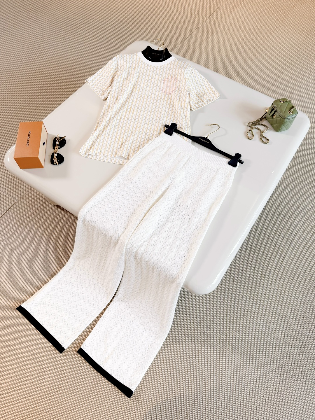 NO:892265,LOUIS 26S V-shaped hollow stretch knit casual pants. The jogging pants are made of fine mesh fabric made of cotton blend. They reveal the romantic mood of midsummer. The contrast-colored trousers are rich in straight-cut. With ribbed waist design. Knitted Vuitton logo embellished pockets. One of the top quality for sale,, louis vuitton,19860909LOUIS 26S V形镂空弹力针织休闲裤 慢跑裤选用棉混纺制成的精致网眼面料 流露盛夏浪漫情调,撞色裤脚丰富直筒剪裁 搭配罗纹腰部设计 针织Vuitton标识点缀口袋之一顶级品质发售,,louis vuitton,,Women's clothing