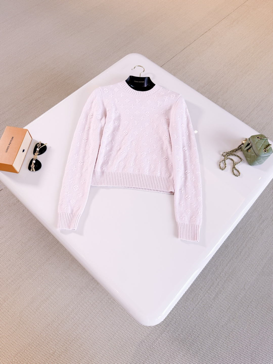 NO:893127,LOUIS 26S pink presbyopic monogram embroidered knitted sweater. This pullover is made of fine cashmere and has a straight silhouette. The Monogram pattern is fully embroidered to highlight the brand style. It is paired with a classic round neck and a thick ribbed hem. It is subtle and reveals timeless charm. Top-quality sale, louis vuitton, sweaters,19860909LOUIS 26S 粉色老花字母刺绣针织毛衣 本款套头衫采用细腻山羊绒织就直身廓形 以全幅刺绣Monogram图案彰显品牌格调,搭配经典圆领和厚实罗纹下摆 含蓄展露隽永魅力 顶级品质发售,,louis vuitton,sweaters,,Women's clothing