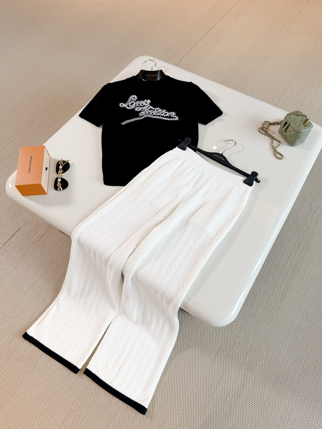 NO:893136,LOUIS 26S Short-sleeved knitted top with black and white letter embroidery Knitted short-sleeved shirt with black and white letter embroidery Made of soft cashmere knitted fabric Classic Logo embroidery on the front, simple and elegant black and white color scheme High brand recognition Top-quality sale, Louis vuitton, T-shirt,19860909LOUIS 26S 黑白字母刺绣短袖针织上衣 黑白字母刺绣针织短袖 柔软羊绒针织面料制作 正面经典Logo刺绣,黑白配色简约大气 品牌辨识度超高 顶级品质发售,,louis vuitton,T-shirt,,Women's clothing