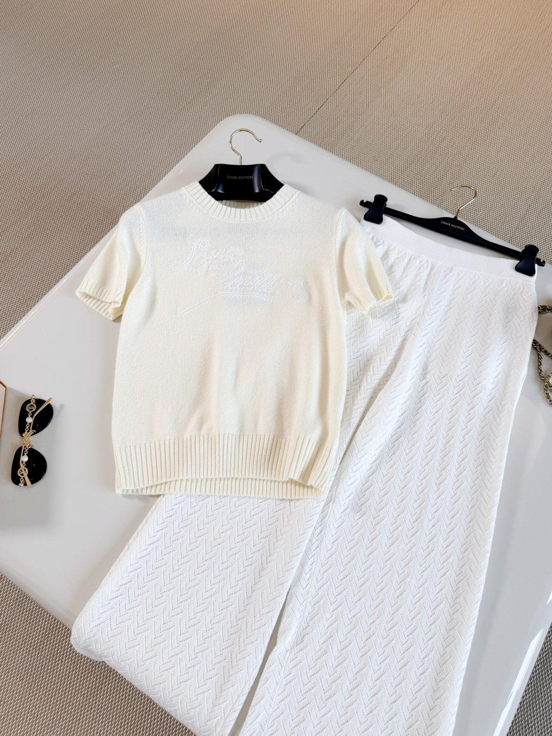 NO:893114,LOUIS 26S Black and white letter embroidered short-sleeved knitted top. White letter embroidered knitted short-sleeved shirt. Made of soft cashmere knitted fabric. Classic logo embroidery on the front, white color scheme is simple and elegant. High brand recognition. Top quality for sale, louis vuitton, T-shirt,19860909LOUIS 26S 黑白字母刺绣短袖针织上衣 白色字母刺绣针织短袖 柔软羊绒针织面料制作 正面经典Logo刺绣,白色配色简约大气 品牌辨识度超高 顶级品质发售,,louis vuitton,T-shirt,,Women's clothing