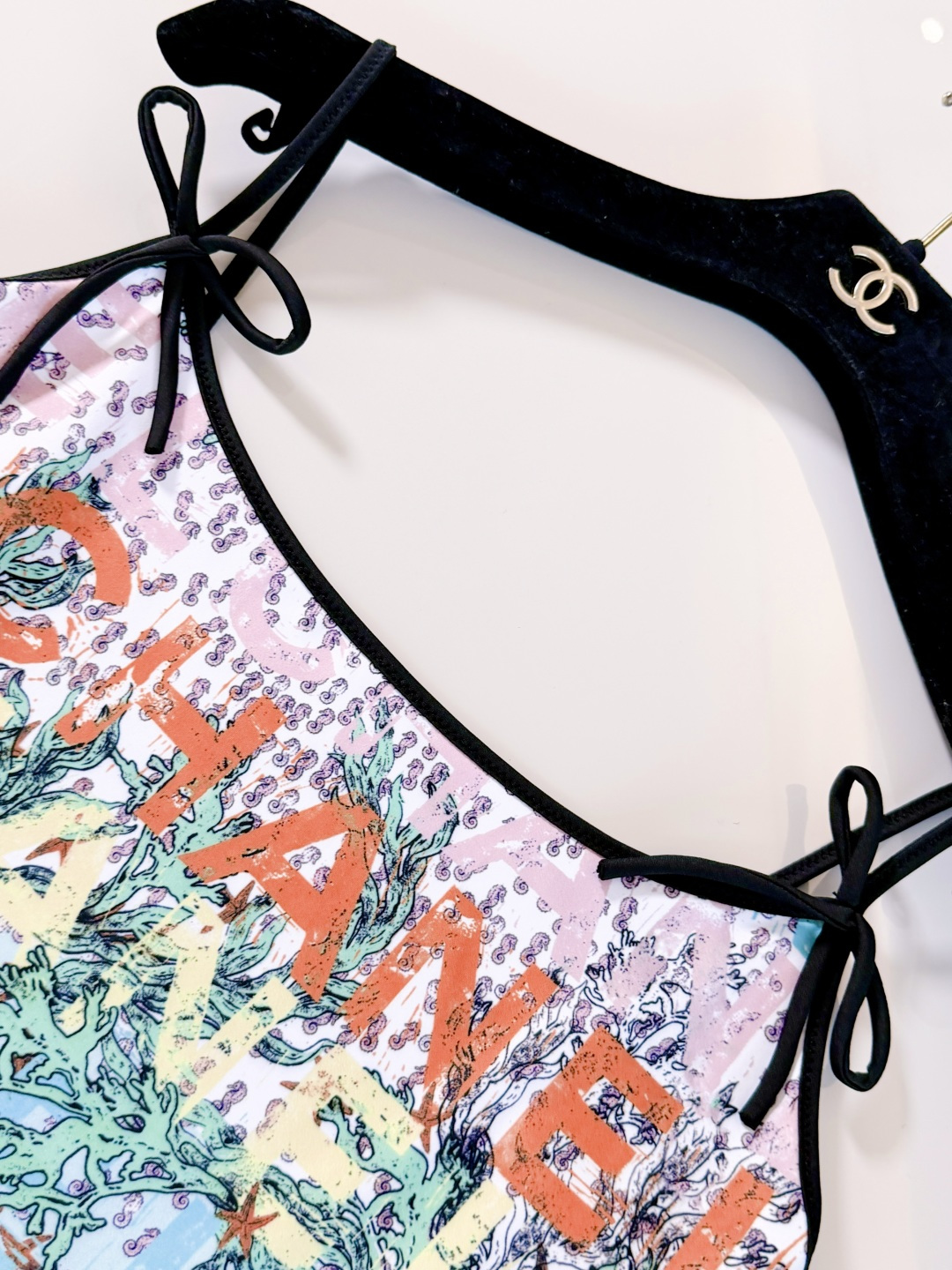 NO:892274,Colorful hand-painted shapes, easy to control whether at the beach, swimming pool or daily wear, fashionable and practical holiday style items,19860909彩色手绘造型 无论海边、泳池还是日常穿搭 轻松驾驭,时髦又实用度假风单品,,,Women's clothing