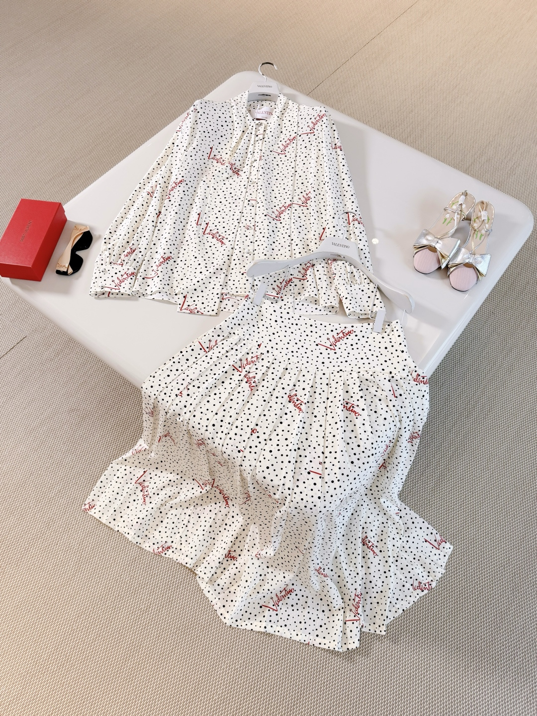 NO:893135,VALEN 26S polka dot bow tie silk shirt pleated skirt suit French polka dot silk shirt off-white with black polka dots and red brand print, retro elegant and fashionable loose fit + bow tie streamer matched with series of skirts French romantic atmosphere top quality, valentino, skirts, shirts, real silk,19860909VALEN 26S 波点领结真丝衬衫百褶半裙套装 法式波点真丝衬衫 米白底配黑色波点和红色品牌印花,复古优雅又时髦 宽松版型+领结飘带 搭配系列半身裙法式浪漫氛围感 顶级品质,,valentino,skirts,shirts,real silk,,Women's clothing