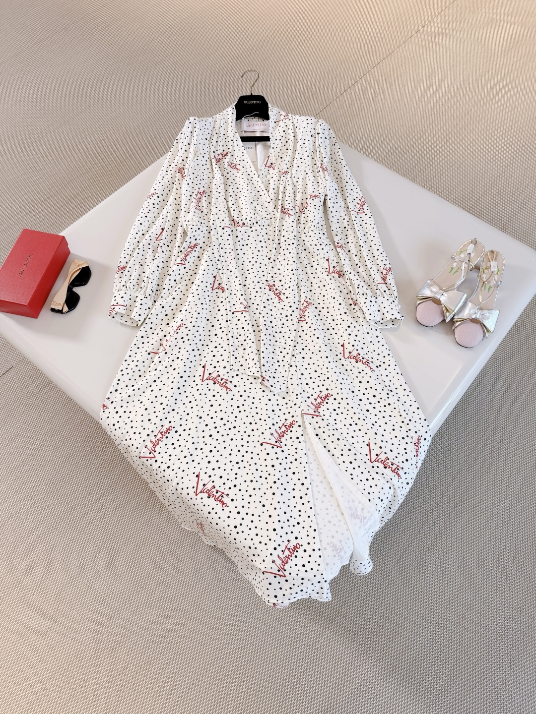 NO:893095,VALEN 26S Polka-dot bow tie silk dress with slits French polka-dot silk dress Off-white base with black polka dots and red brand print, retro, elegant and fashionable Loose fit + bow tie streamer Slit skirt with French romantic atmosphere Top quality,,valentino,skirts,real silk,19860909VALEN 26S 波点领结真丝开衩连衣裙 法式波点真丝连衣裙 米白底配黑色波点和红色品牌印花,复古优雅又时髦 宽松版型+领结飘带 开衩裙摆法式浪漫氛围感 顶级品质,,valentino,skirts,real silk,,Women's clothing